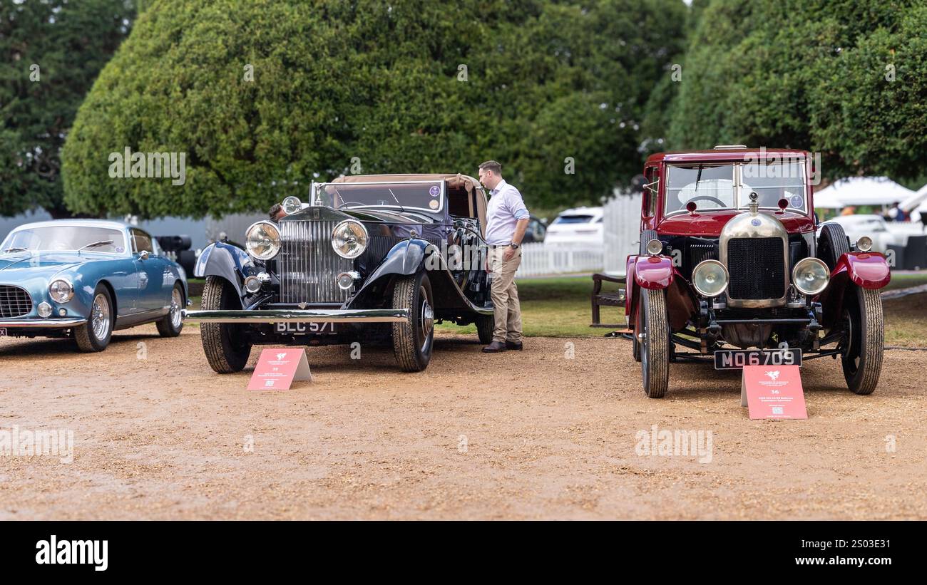 Ein Vintage MG und Rolls Royce im Concours of Elegance 2023, Hampton Court Palace Stockfoto