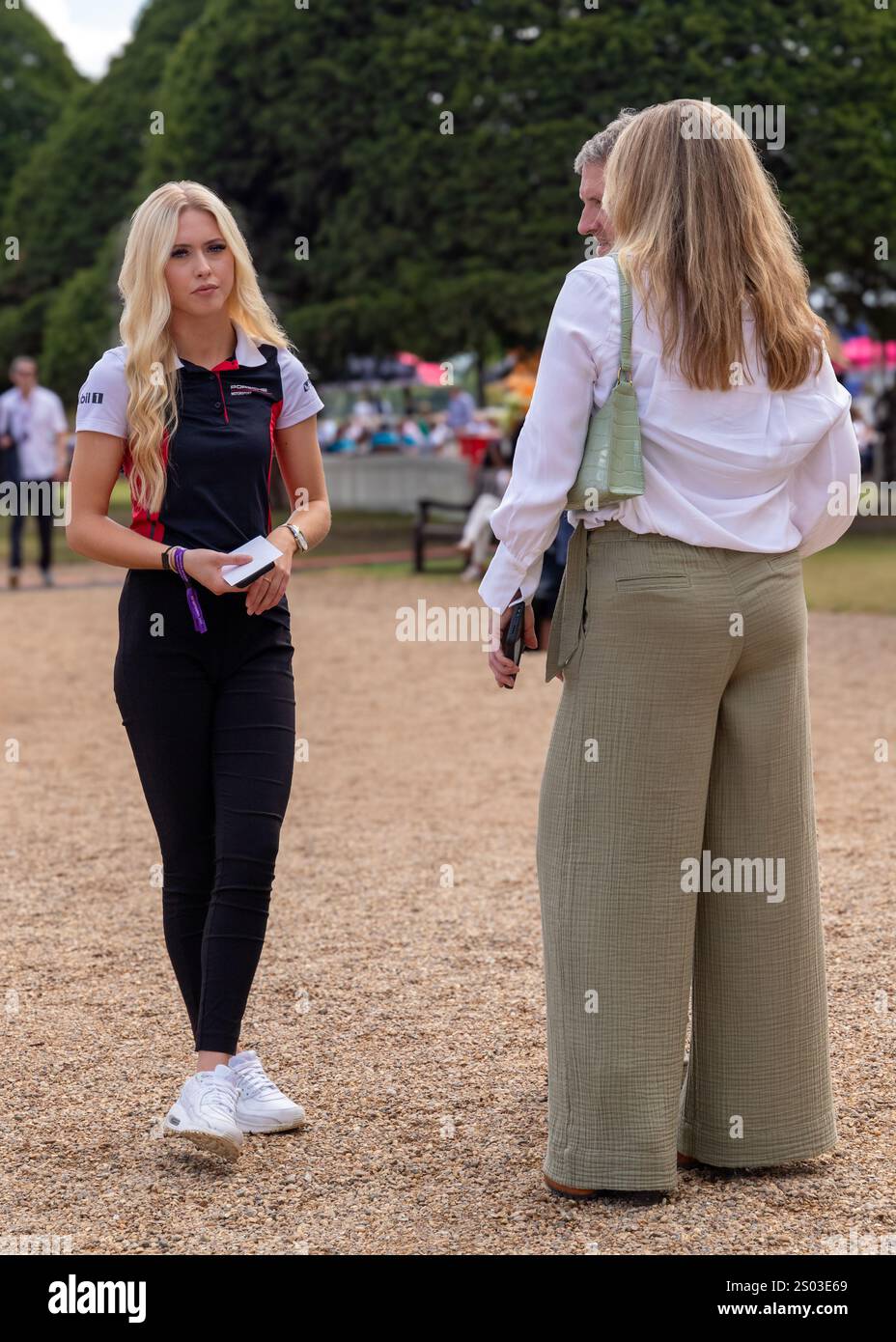 Besucher erhalten Tipps im Concours of Elegance 2023, Hampton Court Palace Stockfoto