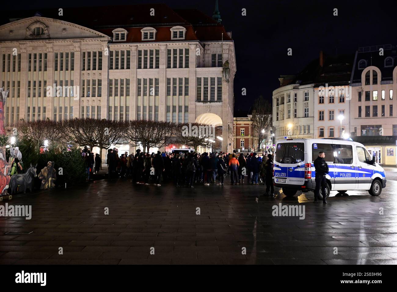 Kundgebung vor dem Hintergrund des brutalen Überfalls auf Lokalpolitiker der Partei die Linken in der Nacht zum Sonnabend an der Schulstraße in Görlitz, auf dem Marienplatz. Görlitz, 23.12.2024. Organisiert von Bürger*innen Görlitz , Görlitz bleibt bunt und klare Kante schloß sich die Kundgebung an eine Mahnwache für die Opfer des Anschlags auf dem Magdeburger weihnachtsmarkt an. Mehrere Rechtsextreme haben in Görlitz in der Nacht zu Sonnabend eine Gruppe von fünf Menschen angegriffen. Das sächsische Landeskriminalamts LKA geht von sechs bis acht Tatverdächtigen aus. Drei Personen seien bei de Stockfoto