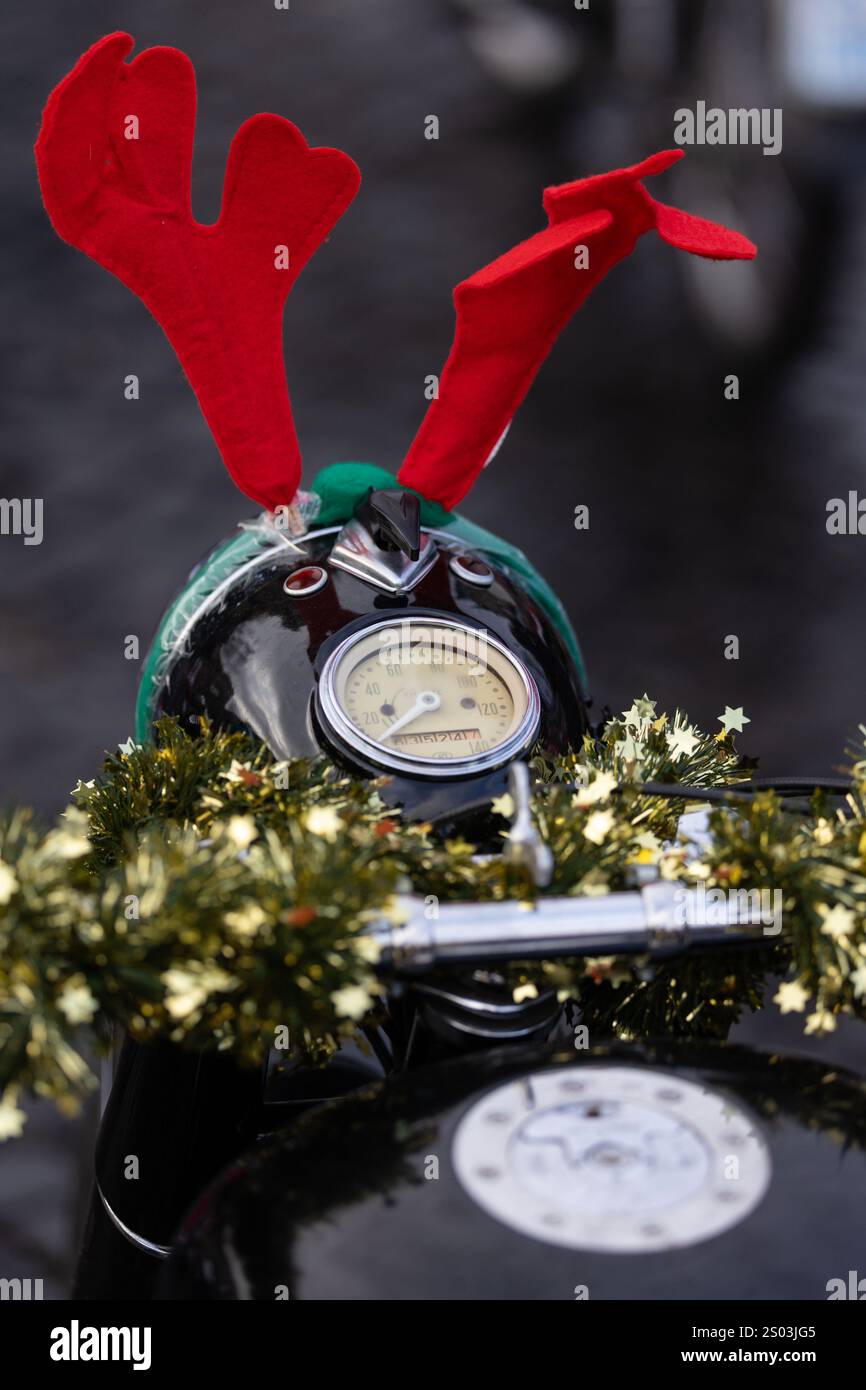 Erfurt, Deutschland. Dezember 2024. Ein Simson-Moped für Weihnachtsständer auf dem Domplatz. Die traditionelle Fahrt, bei der Mopedfahrer, die sich zu Weihnachten verkleidet haben, zu einer Tour durch die Hauptstadt des Bundesstaates treffen, wurde dieses Jahr aufgrund der Gefahr vereister Straßen kurzfristig abgesagt. Quelle: Michael Reichel/dpa/Alamy Live News Stockfoto