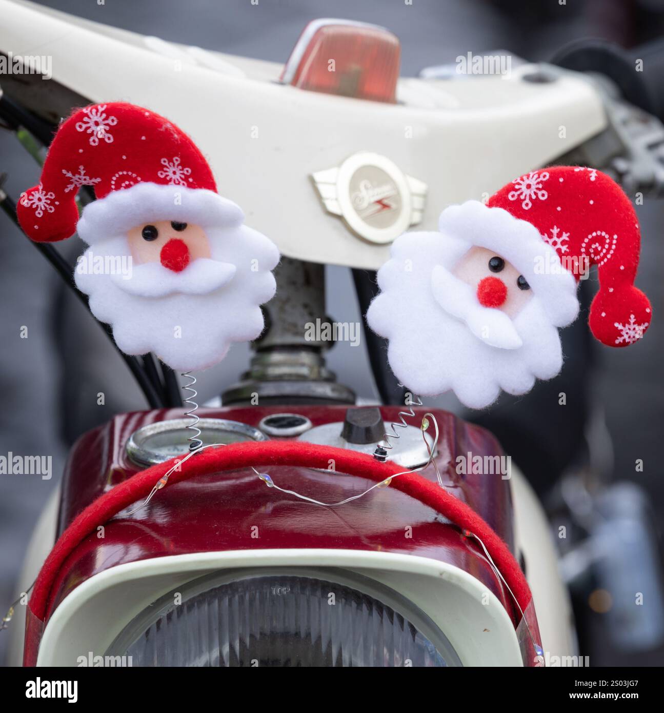 Erfurt, Deutschland. Dezember 2024. Ein Simson-Moped für Weihnachtsständer auf dem Domplatz. Die traditionelle Fahrt, bei der Mopedfahrer, die sich zu Weihnachten verkleidet haben, zu einer Tour durch die Hauptstadt des Bundesstaates treffen, wurde dieses Jahr aufgrund der Gefahr vereister Straßen kurzfristig abgesagt. Quelle: Michael Reichel/dpa/Alamy Live News Stockfoto
