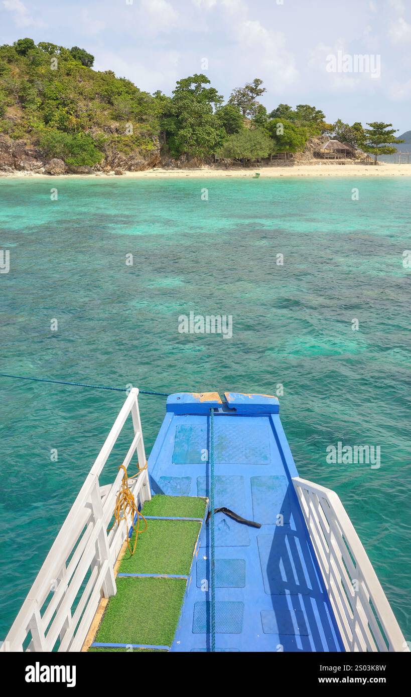 Bug eines Schiffes, das vor einer Insel liegt, Philippinen. Stockfoto
