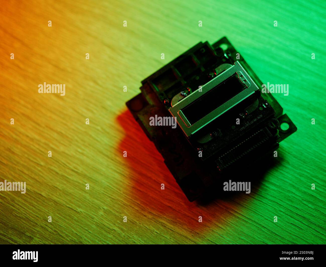 Details zum Tintenstrahldruckkopf. Piezoelektrische Drucktechnologien. Miniatur-Farbtintendüsen für fotorealistischen Druck mit hoher Auflösung. Steuerung c Stockfoto