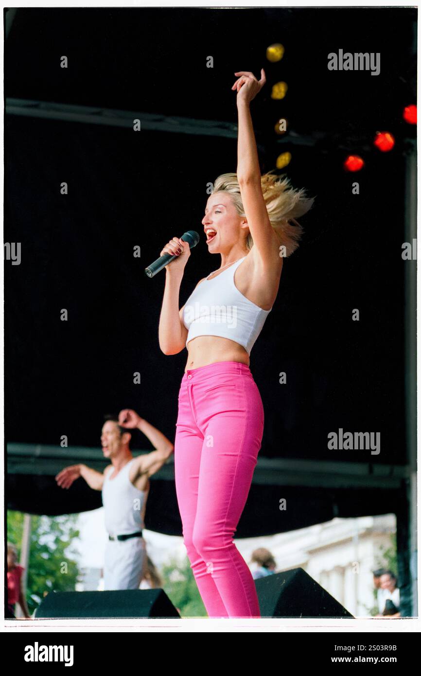 DANNII MINOGUE, KONZERT, 1995: Ein junger Dannii Minogue tritt am 12. August 1995 auf dem Cardiff Big Weekend Festival auf dem Museum Rwns in Cardiff, Wales auf. Foto: ROB WATKINS. INFO: Dannii Minogue ist eine australische Sängerin, Schauspielerin und TV-Persönlichkeit, die für ihre Pop-Hits und ihre dynamische Karriere bekannt ist. Die jüngere Schwester von Kylie Minogue erlangte Bekanntheit durch Songs wie I Begin to Wonder und als Jurymitglied am X Factor. Stockfoto