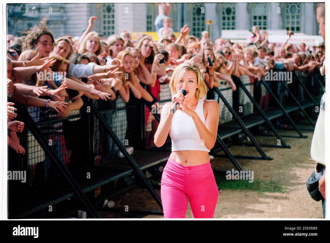 DANNII MINOGUE, KONZERT, 1995: Ein junger Dannii Minogue tritt beim Cardiff Big Weekend Festival auf und trifft am 12. August 1995 auf den Museumsrasen in Cardiff, Wales. Foto: ROB WATKINS. INFO: Dannii Minogue ist eine australische Sängerin, Schauspielerin und TV-Persönlichkeit, die für ihre Pop-Hits und ihre dynamische Karriere bekannt ist. Die jüngere Schwester von Kylie Minogue erlangte Bekanntheit durch Songs wie I Begin to Wonder und als Jurymitglied am X Factor. Stockfoto