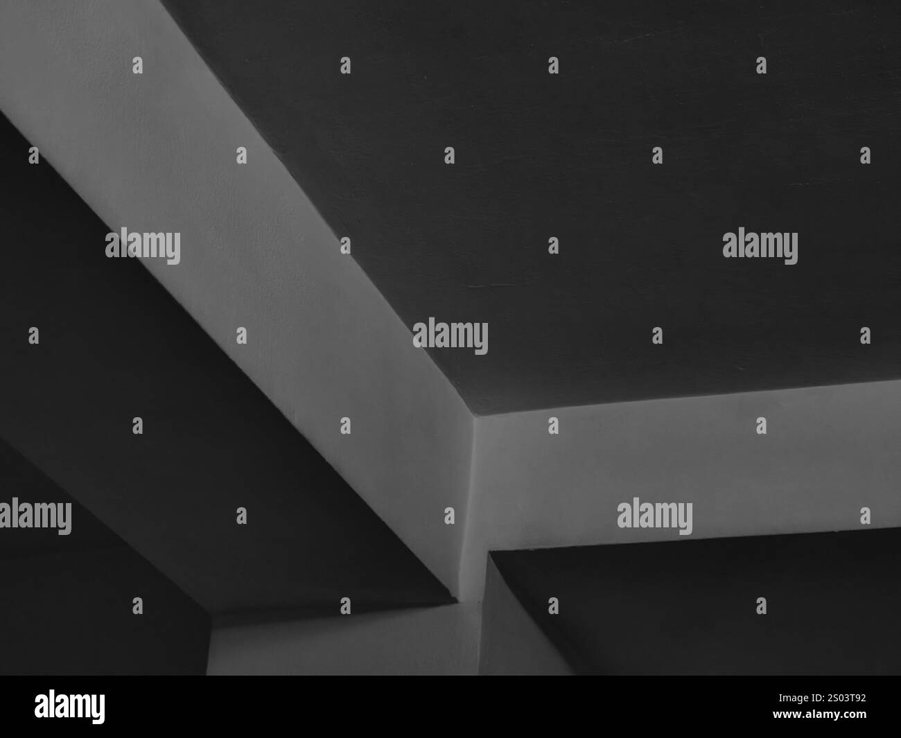 Eckperspektiven: Monochrome Geometrie im Innenraum Stockfoto Eckperspektiven: Monochrome Geometrie im Innenraum Stockfoto