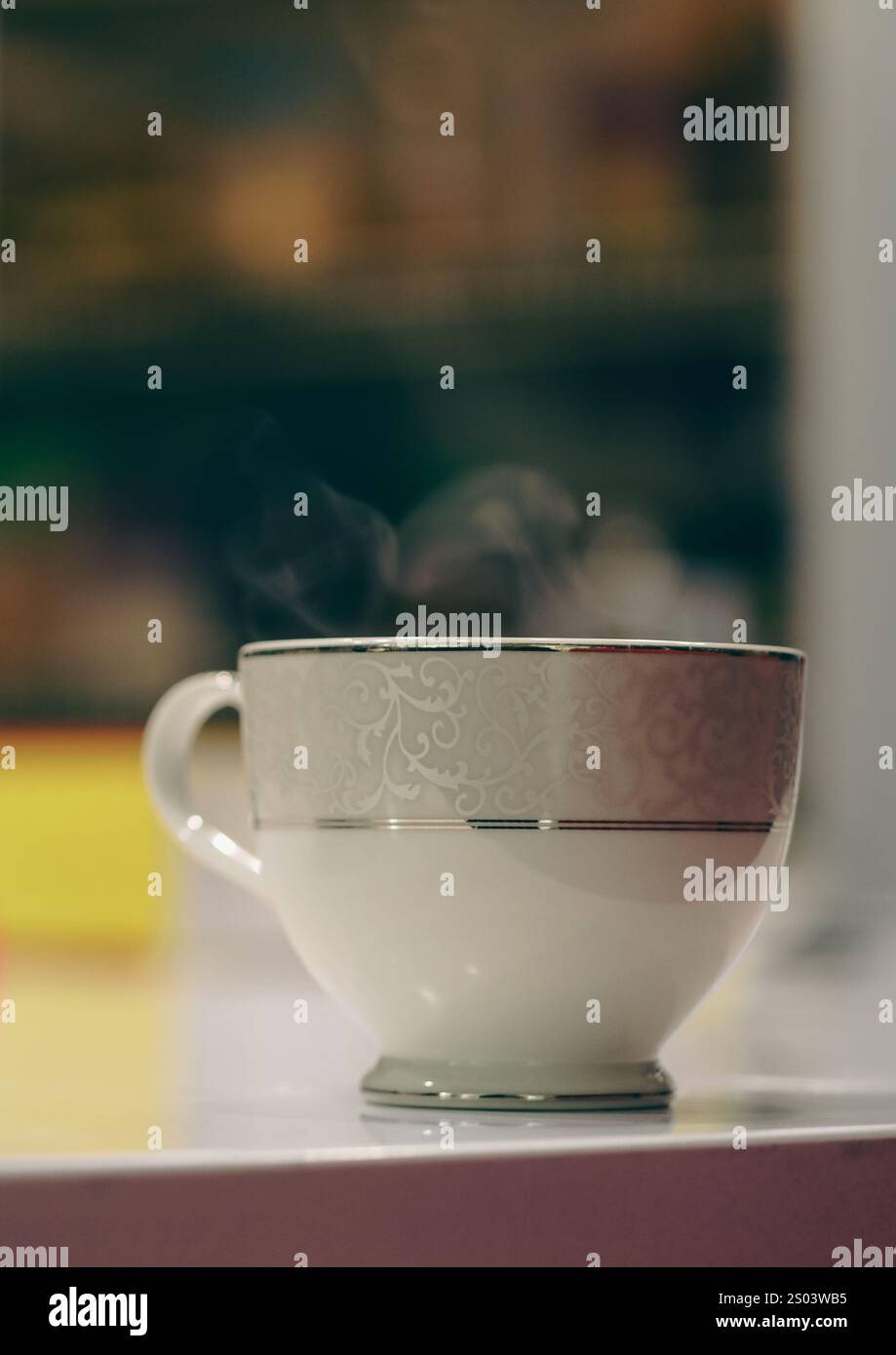 Dieses hochwertige Bild eignet sich perfekt für Naturliebhaber, Wohnkultur, Drucke und digitale Anwendungen. Eine ruhige und traumhafte Komposition mit sanftem Sonnenlicht. Stockfoto