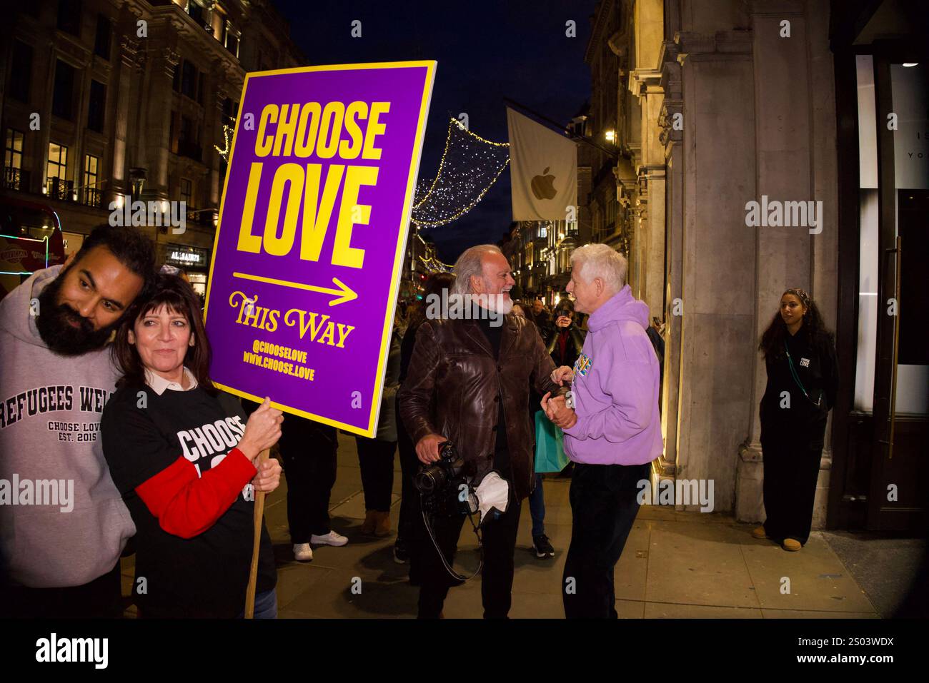 London, Großbritannien. Himesh Patel, Emma Freud, Dave Benett und Richard Curtis im Choose Love 2024 Pop-up-Shop in der Regent Street. Dezember 2024. LMK430-S231224-002 Anfisa Polyushkevych/Landmark Media WWW.LMKMEDIA.COM Stockfoto