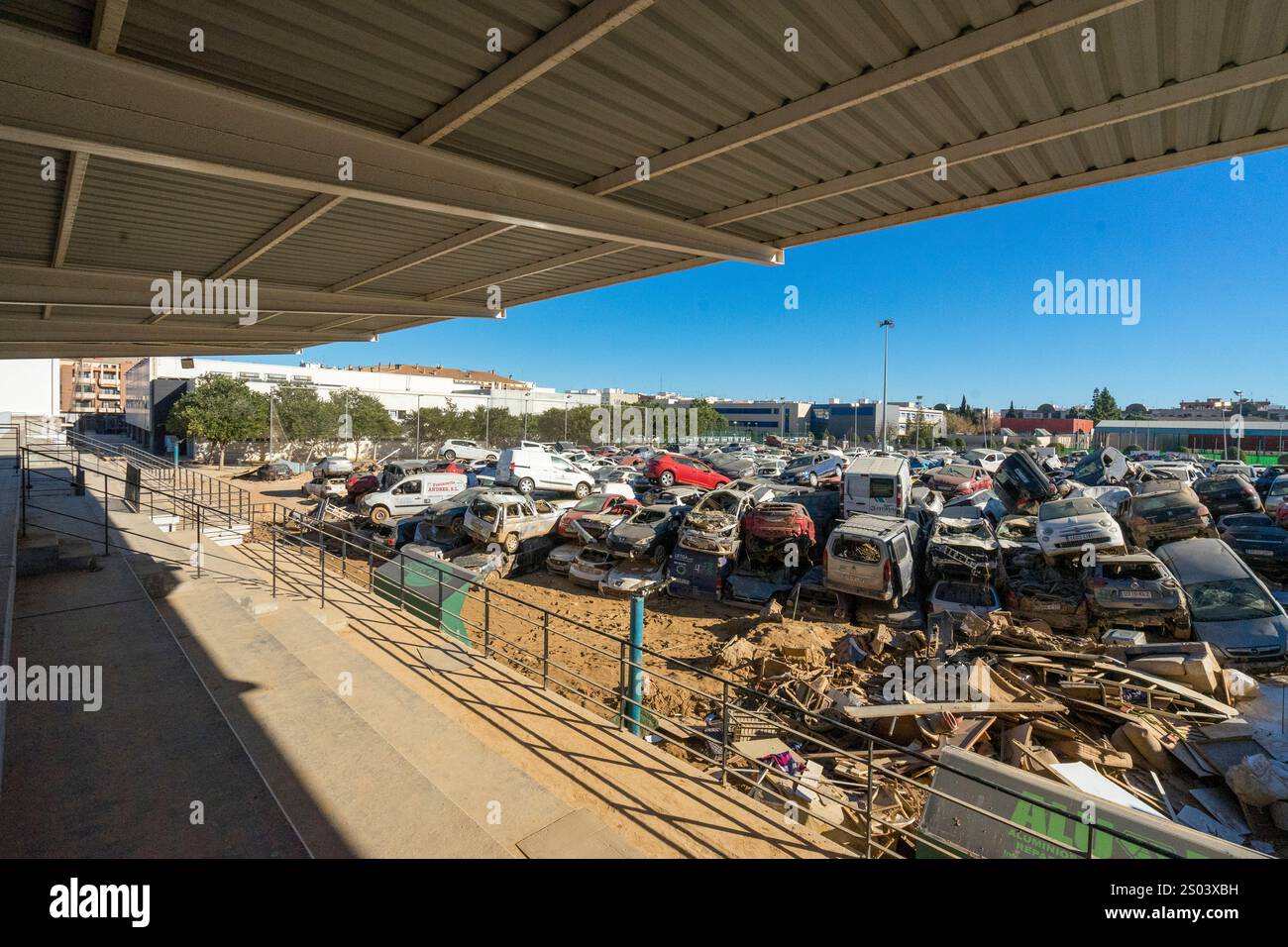 Valencia, Spanien. Dezember 2024. Am Heiligabend suchen die Bürger immer noch ihre Autos in den Bergen aus Schrott, die von den Dana-Überschwemmungen in Valencia fast zwei Monate später zurückgelassen wurden. Sie verteilen auch Weihnachtsboni in Paiporta. Quelle: Salva Garrigues/Alamy Live News Stockfoto