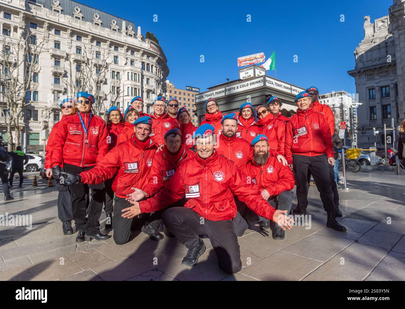 Mailand, Italien. Dezember 2024. Mario Furlan alla Preghiera interreligiosa con i City Angels davanti alla Stazione Centrale - Milano, Italia - Marted&#xec;, 24 Dicembre 2024 (Foto Stefano Porta/LaPresse) Interreligiöses Gebet mit den Stadtengeln vor dem Hauptbahnhof - Mailand, Italien - Dienstag, 24. Dezember 2024 (Foto Stefano Porta/LaPresse) Credit: LaPresse/Alamy Live News Stockfoto