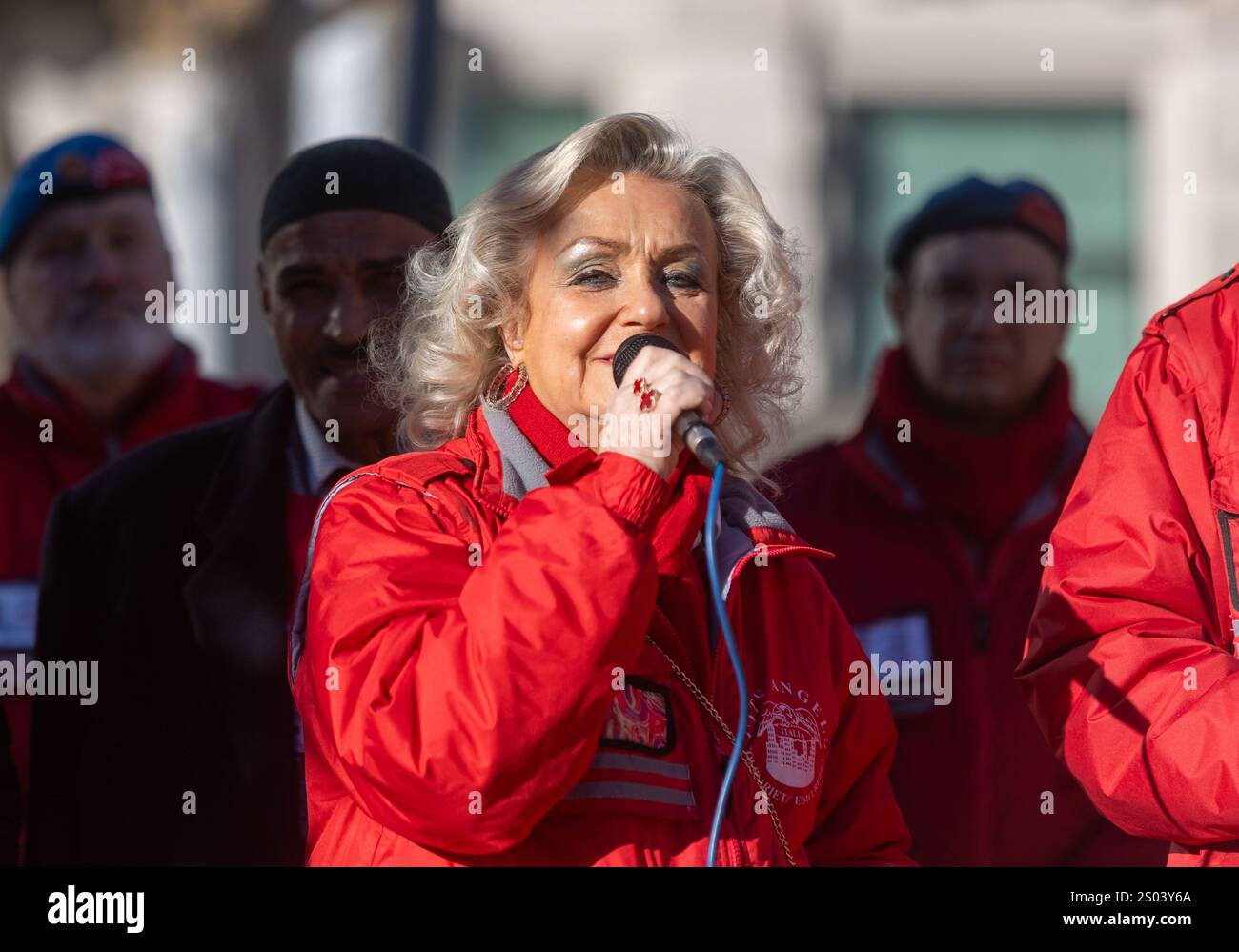 Mailand, Italien. Dezember 2024. Preghiera interreligiosa con i City Angels davanti alla Stazione Centrale con Daniela Iavarone - Milano, Italia - Marted&#xec;, 24 Dicembre 2024 (Foto Stefano Porta/LaPresse) Interreligiöses Gebet mit den Stadtengeln vor dem Hauptbahnhof Mailand, Italien - Dienstag, 24. Dezember 2024 (Foto Stefano Porta/LaPresse) Credit: LaPresse/Alamy Live News Stockfoto