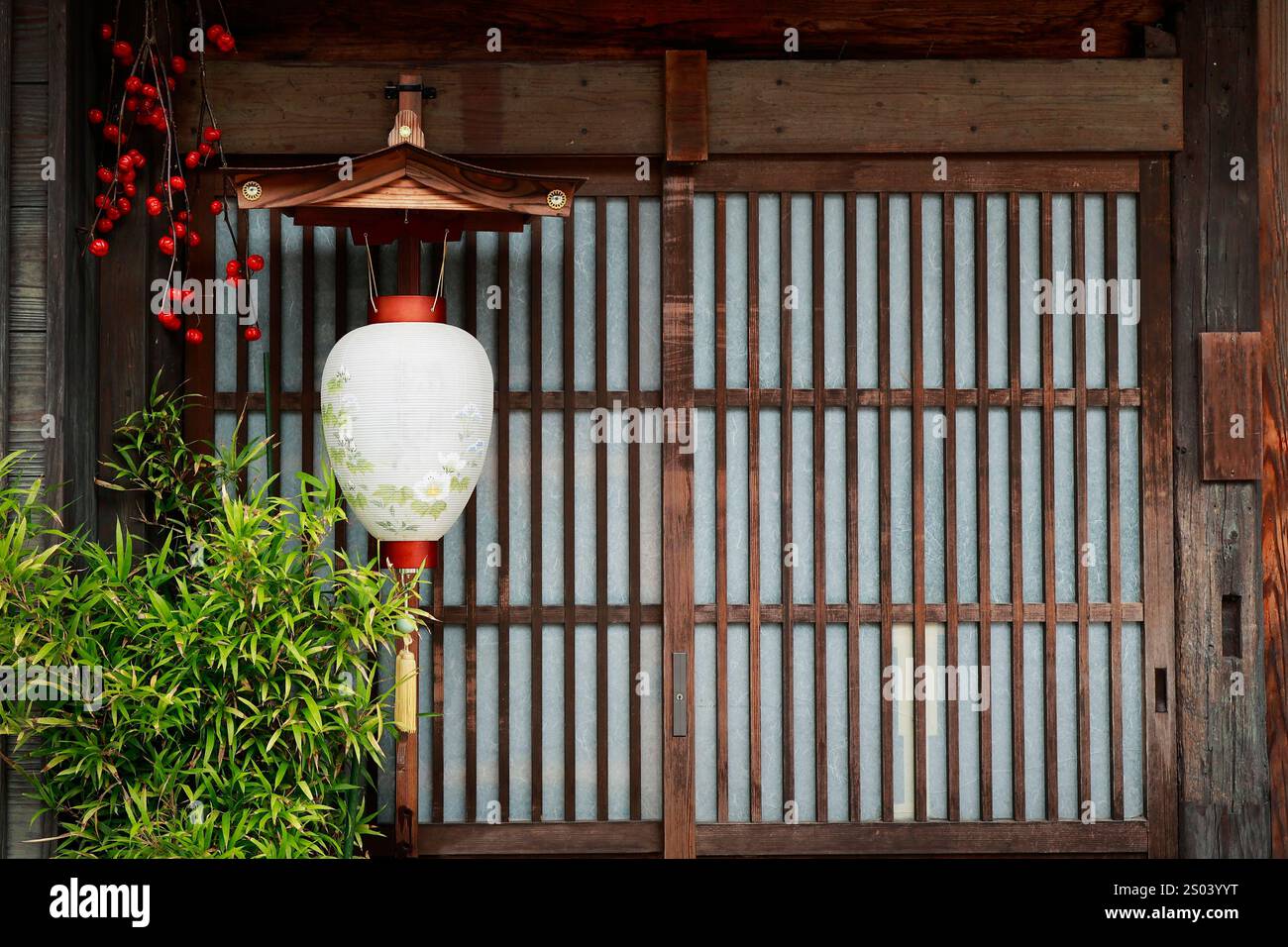 Traditionelle Laterne im japanischen Stil vor der Holztür. Von traditionellen japanischen Häusern Stockfoto