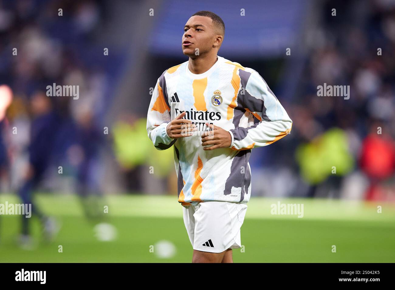 MADRID, SPANIEN - 22. DEZEMBER: Kylian Mbappe von Real Madrid wärmt sich vor dem LaLiga-Spiel zwischen Real Madrid CF und Sevilla FC im Estadio Santiago auf Stockfoto
