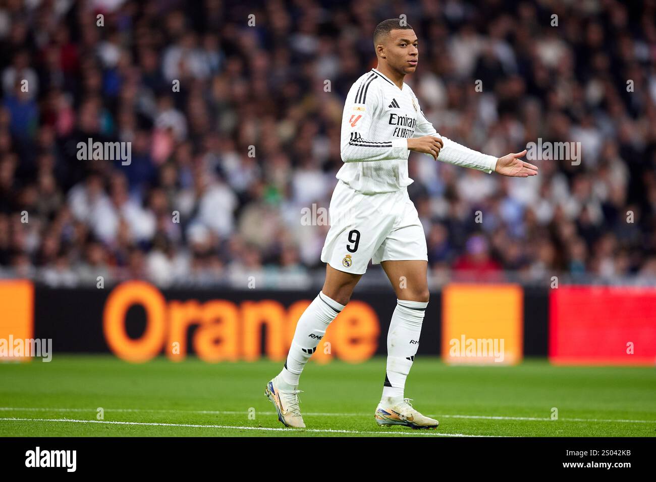 MADRID, SPANIEN - 22. DEZEMBER: Kylian Mbappe von Real Madrid reagiert während des LaLiga-Spiels zwischen Real Madrid CF und Sevilla FC bei Estadio Santiago BER Stockfoto