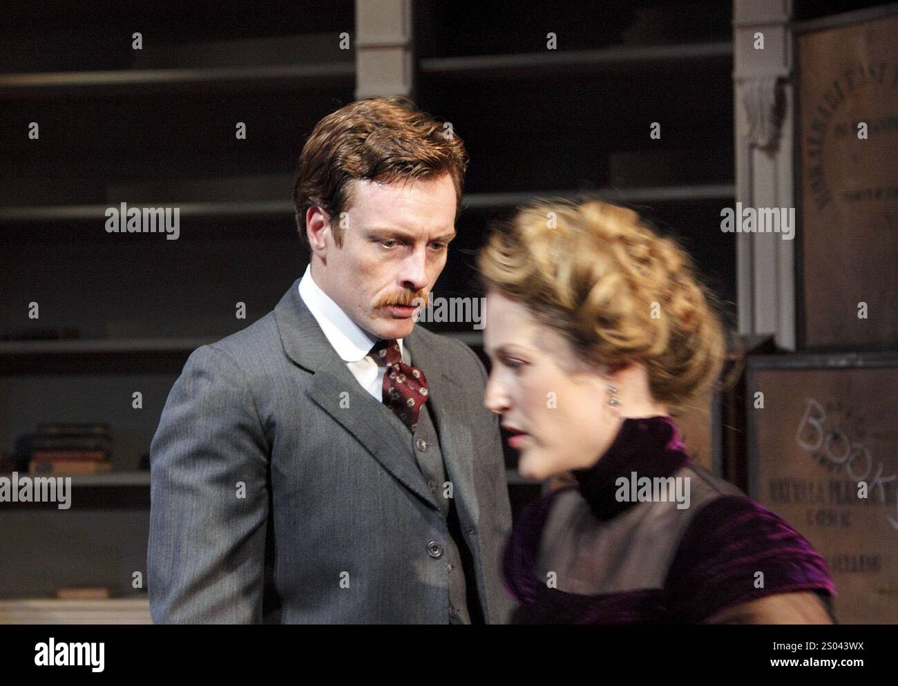 Toby Stephens (Thomas), Gillian Anderson (Nora) in Einem PUPPENHAUS von Henrik Ibsen im Donmar Warehouse, London WC2 19/05/2009 in einer neuen Version von Zinnie Harris Design: Anthony Ward Beleuchtung: Hugh Vanstone Regie: Kfir Yefet Stockfoto