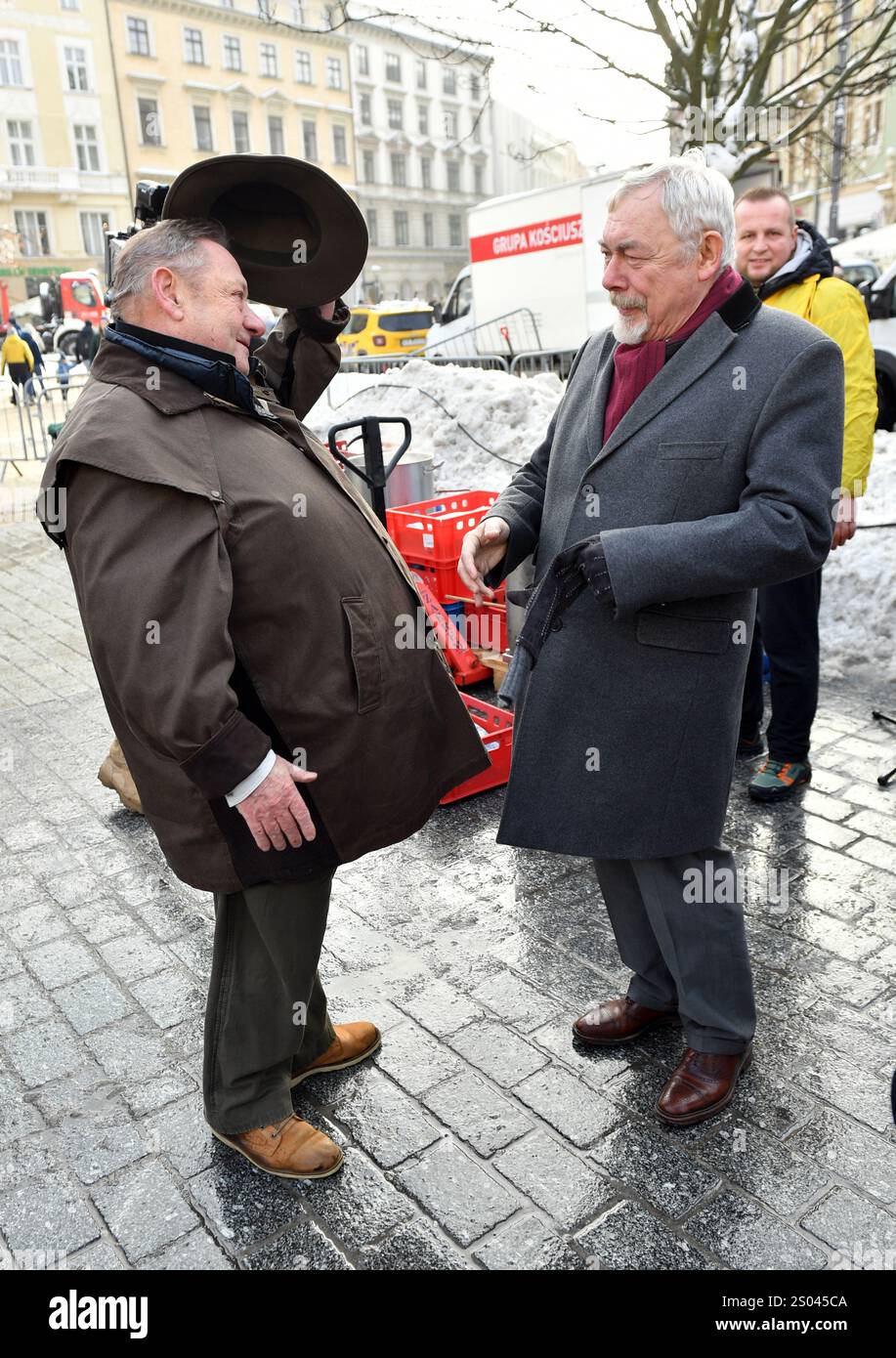 Krakau, Polen. Dezember 2021. Jan Kosciuszko (L) und der Krakauer Bürgermeister Jacek Majchrowski (R) wurden während des Essens gesehen. Zum 26. Mal organisierte Jan Kosciuszko, ein Gastronom, Geschäftsmann und Philanthrope, in Krakau einen Heiligabend für Bedürftige auf dem Krakauer Hauptmarkt. Über 50.000 Portionen und Pakete wurden ausgegeben. (Foto: Alex Bona/SOPA Images/SIPA USA) Credit: SIPA USA/Alamy Live News Stockfoto