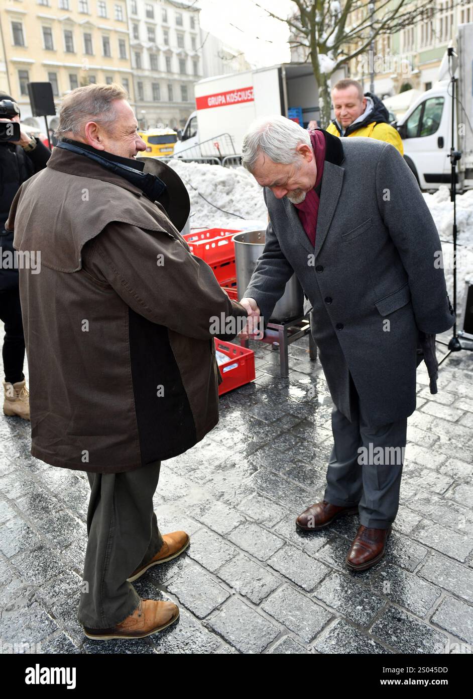 Krakau, Polen. Dezember 2022. Jan Kosciuszko, (L) Priester Tadeusz Isakowicz-Zaleski (R) beim Servieren von Mahlzeiten gesehen. Zum 26. Mal organisierte Jan Kosciuszko, ein Gastronom, Geschäftsmann und Philanthrope, in Krakau einen Heiligabend für Bedürftige auf dem Krakauer Hauptmarkt. Über 50.000 Portionen und Pakete wurden ausgegeben. (Credit Image: © Alex Bona/SOPA Images via ZUMA Press Wire) NUR REDAKTIONELLE VERWENDUNG! Nicht für kommerzielle ZWECKE! Stockfoto