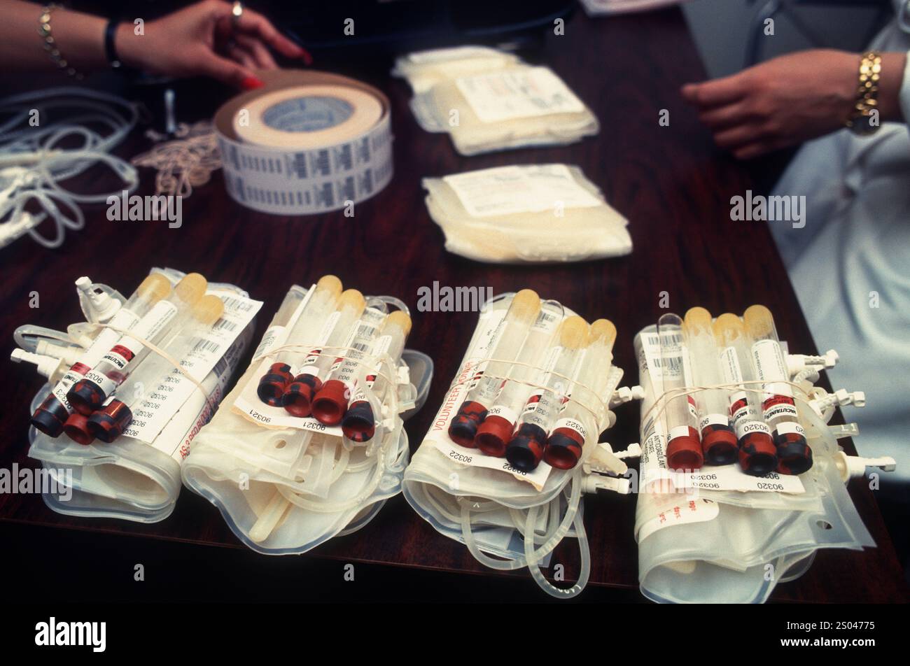 Verpackte und markierte blutspendende Utensilien an einer Spenderstelle im Krankenhaus. Stockfoto