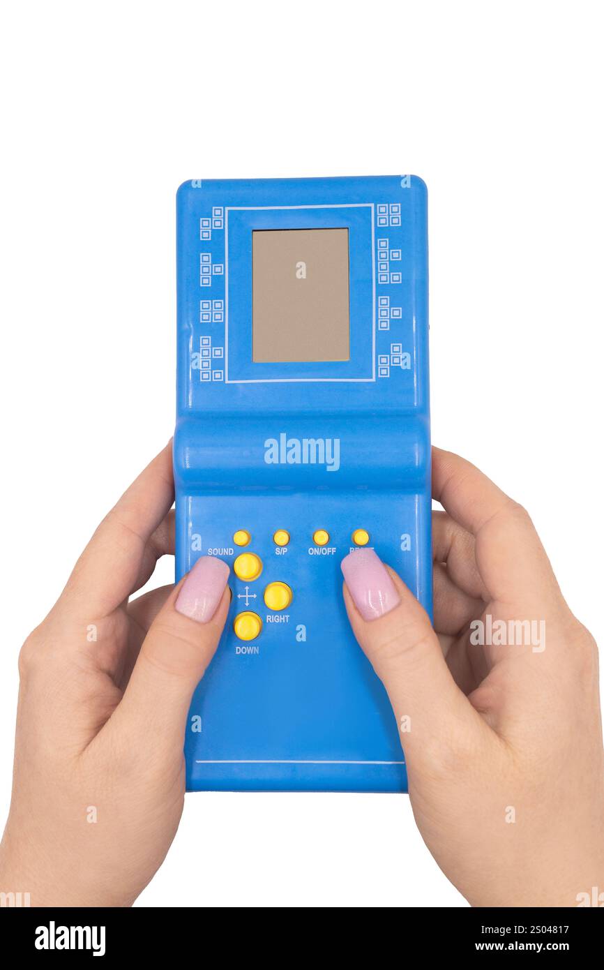 Nahaufnahme einer blauen Handspielkonsole in weiblichen Händen isoliert auf weißem Hintergrund Stockfoto