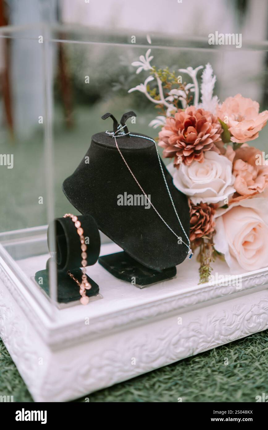 Traditionelles Hochzeitsmitgift-Set mit wunderschön angeordneten Gegenständen, die Liebe und Wohlstand in der Ehe symbolisieren. Stockfoto