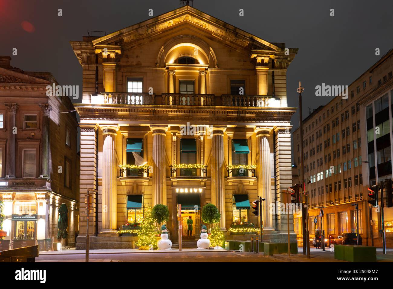 Das Ivy Restaurant, 31 Castle Street, Liverpool. Ehemaliges Gebäude der Bank of England, das Gebäude wurde 1848 fertiggestellt. Hier im Dezember 2024. Stockfoto