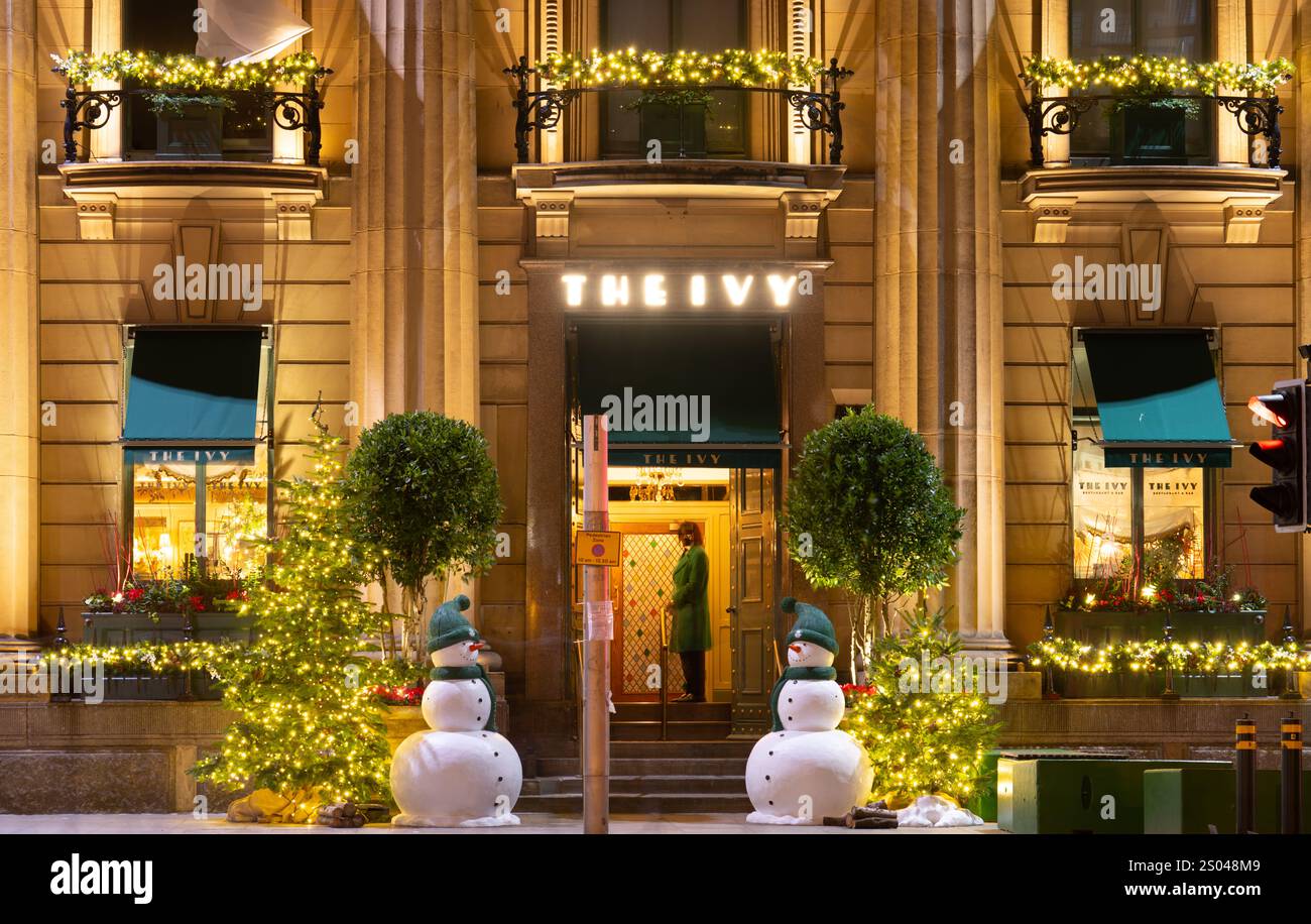 Das Ivy Restaurant, 31 Castle Street, Liverpool. Ehemaliges Gebäude der Bank of England, das Gebäude wurde 1848 fertiggestellt. Hier im Dezember 2024. Stockfoto