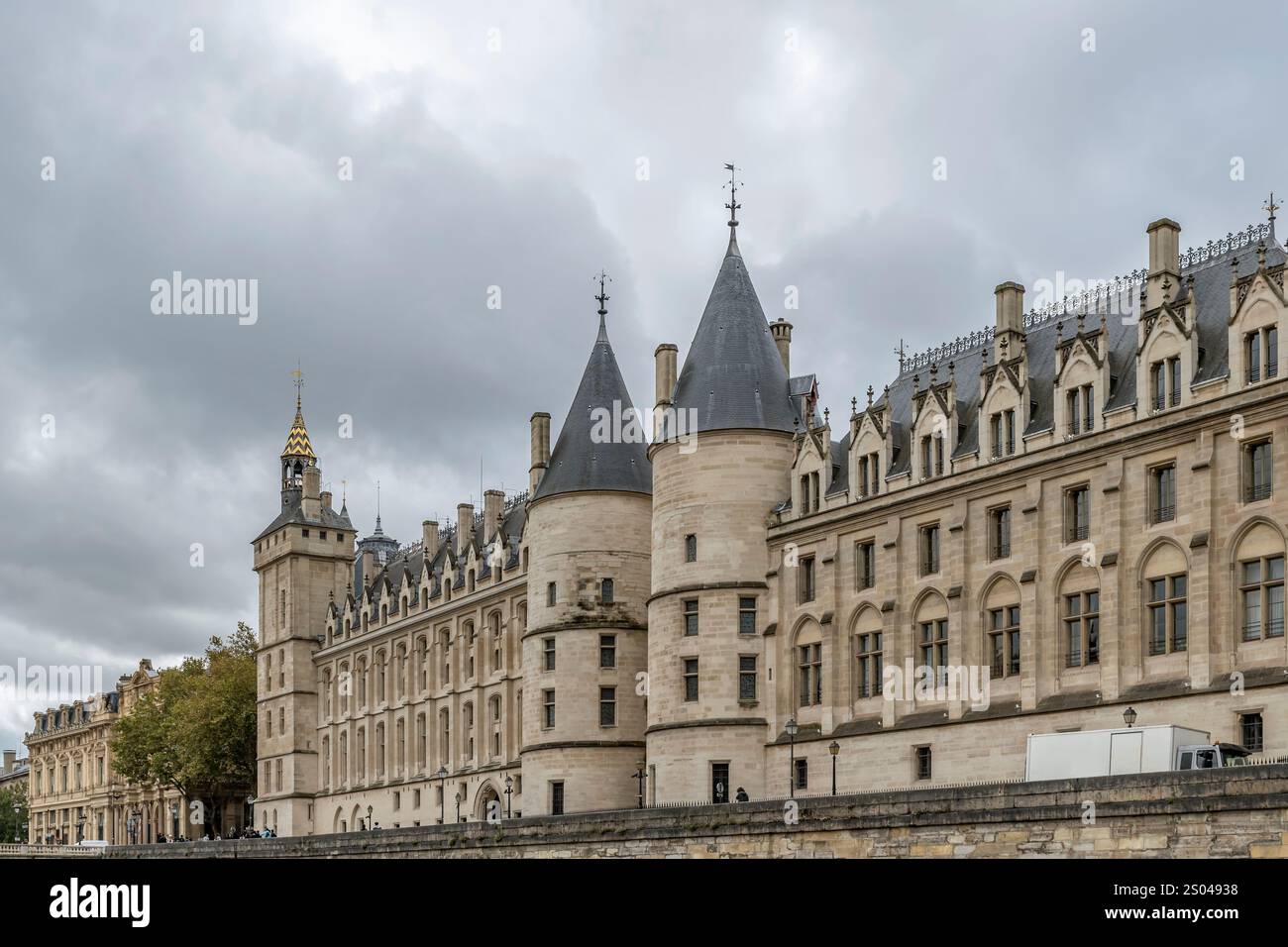 Die Conciergerie ist ein historisches Gebäude in Paris, Frankreich, das Teil des großen Palais de Justice ist Stockfoto