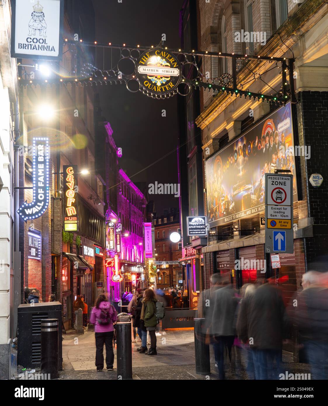 Mathew Street, Liverpool, der Geburtsort der Beatles, mit vielen Bars, die dieses Thema im „Cavern Quarter“ verwenden. Bild im Dezember 2024. Stockfoto
