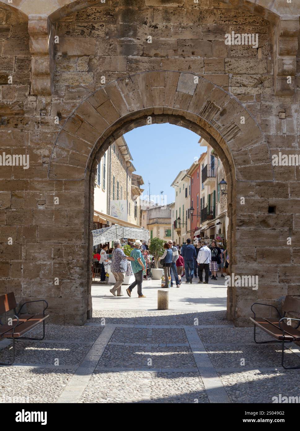 Blick durch die Porta Principal, Alcudia, Mallorca, Balearen, Spanien, Europa Stockfoto