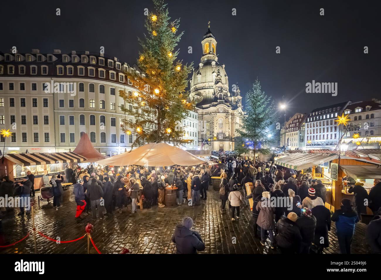 32. Weihnachtsvesper und historischer Weihnachtsmarkt am Neumarkt vor der Frauenkirche. Nach Angaben der Organisatoren, etwa 13 000 Leute Stockfoto