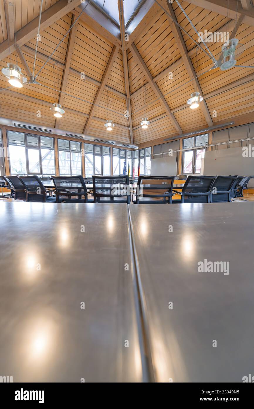 Moderner Konferenzraum mit Holzeinrichtung und Hängeleuchten, viel Tageslicht, Rathaus Nagold, Schwarzwald, Deutschland, Europa Stockfoto