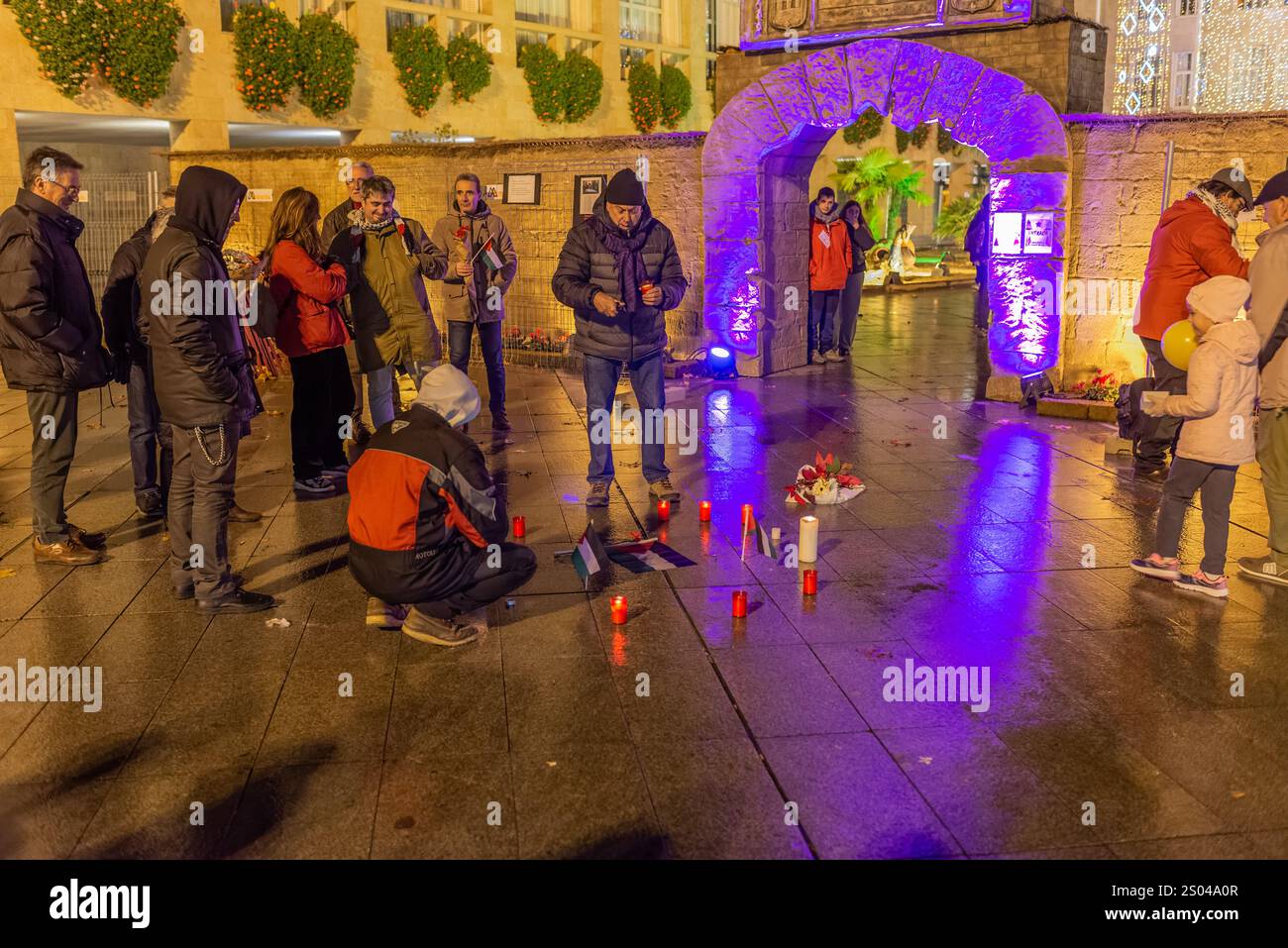 Logrono, La Rioja, Spanien. Dezember 2024. Eine Gruppe pro-palästinensischer Aktivisten hat eine friedliche Intervention in der Gemeinde Bethlehem von Logroño durchgeführt und Kerzen, Blumen und Plakate mit den Namen der im Gaza-Konflikt getöteten Kinder platziert. Mit der symbolischen Aktion sollen die humanitären Auswirkungen des Konflikts während der Weihnachtsfeiertage sichtbar gemacht werden, indem die Symbolik der Geburt Jesu in Bethlehem genutzt wird, um das Bewusstsein für die aktuelle Situation in Palästina zu schärfen. Die Demonstranten haben die Kerzen sorgfältig angeordnet, um einen Weg zur Krippe zu bilden, während die Namen der Opfer von Kindern d sind Stockfoto