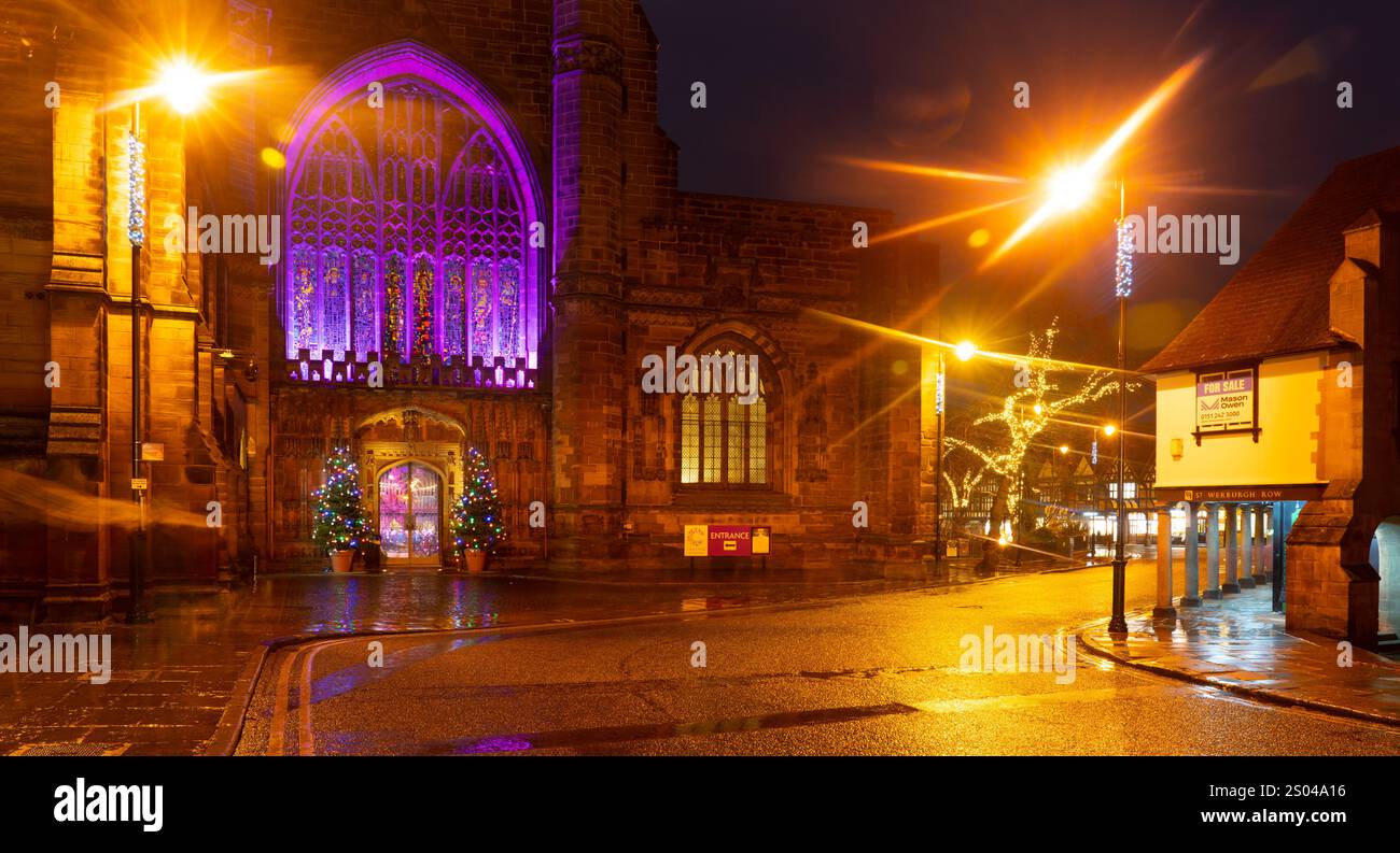 Chester Cathedral, St Werburgh Street, Chester an einem nassen Dezembernachmittag im Jahr 2024. Stockfoto