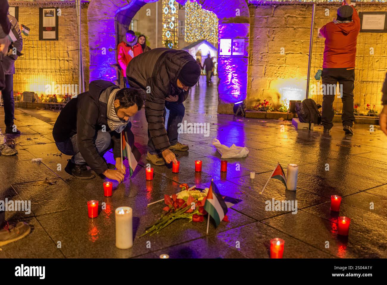 Logrono, La Rioja, Spanien. Dezember 2024. Eine Gruppe pro-palästinensischer Aktivisten hat eine friedliche Intervention in der Gemeinde Bethlehem von Logroño durchgeführt und Kerzen, Blumen und Plakate mit den Namen der im Gaza-Konflikt getöteten Kinder platziert. Mit der symbolischen Aktion sollen die humanitären Auswirkungen des Konflikts während der Weihnachtsfeiertage sichtbar gemacht werden, indem die Symbolik der Geburt Jesu in Bethlehem genutzt wird, um das Bewusstsein für die aktuelle Situation in Palästina zu schärfen. Die Demonstranten haben die Kerzen sorgfältig angeordnet, um einen Weg zur Krippe zu bilden, während die Namen der Opfer von Kindern d sind Stockfoto