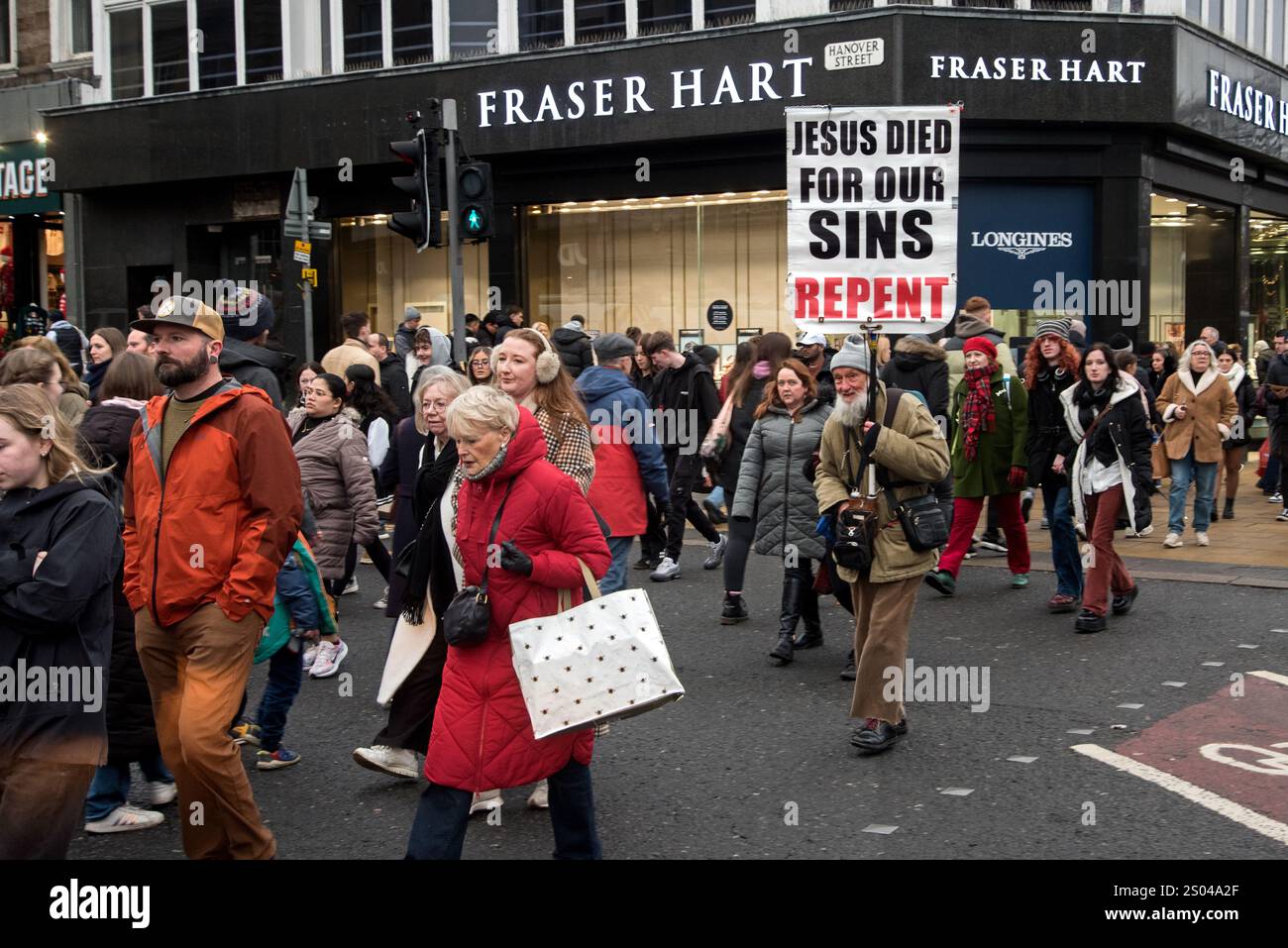 Ein Straßenprediger mit einem Banner spaziert entlang der Princes Street in Edinburgh, Schottland, Großbritannien Stockfoto