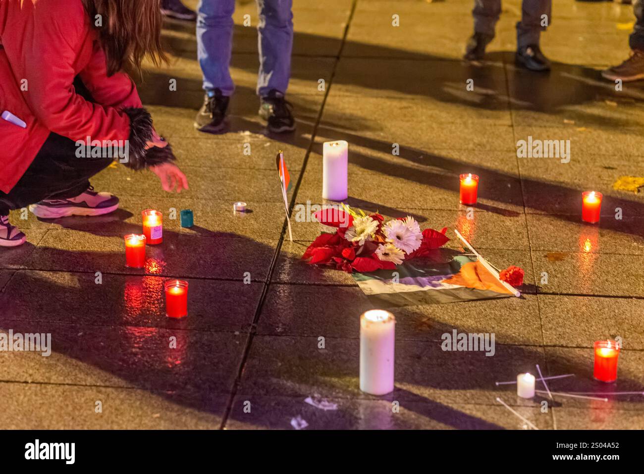 Logrono, La Rioja, Spanien. Dezember 2024. Eine Gruppe pro-palästinensischer Aktivisten hat eine friedliche Intervention in der Gemeinde Bethlehem von Logroño durchgeführt und Kerzen, Blumen und Plakate mit den Namen der im Gaza-Konflikt getöteten Kinder platziert. Mit der symbolischen Aktion sollen die humanitären Auswirkungen des Konflikts während der Weihnachtsfeiertage sichtbar gemacht werden, indem die Symbolik der Geburt Jesu in Bethlehem genutzt wird, um das Bewusstsein für die aktuelle Situation in Palästina zu schärfen. Die Demonstranten haben die Kerzen sorgfältig angeordnet, um einen Weg zur Krippe zu bilden, während die Namen der Opfer von Kindern d sind Stockfoto