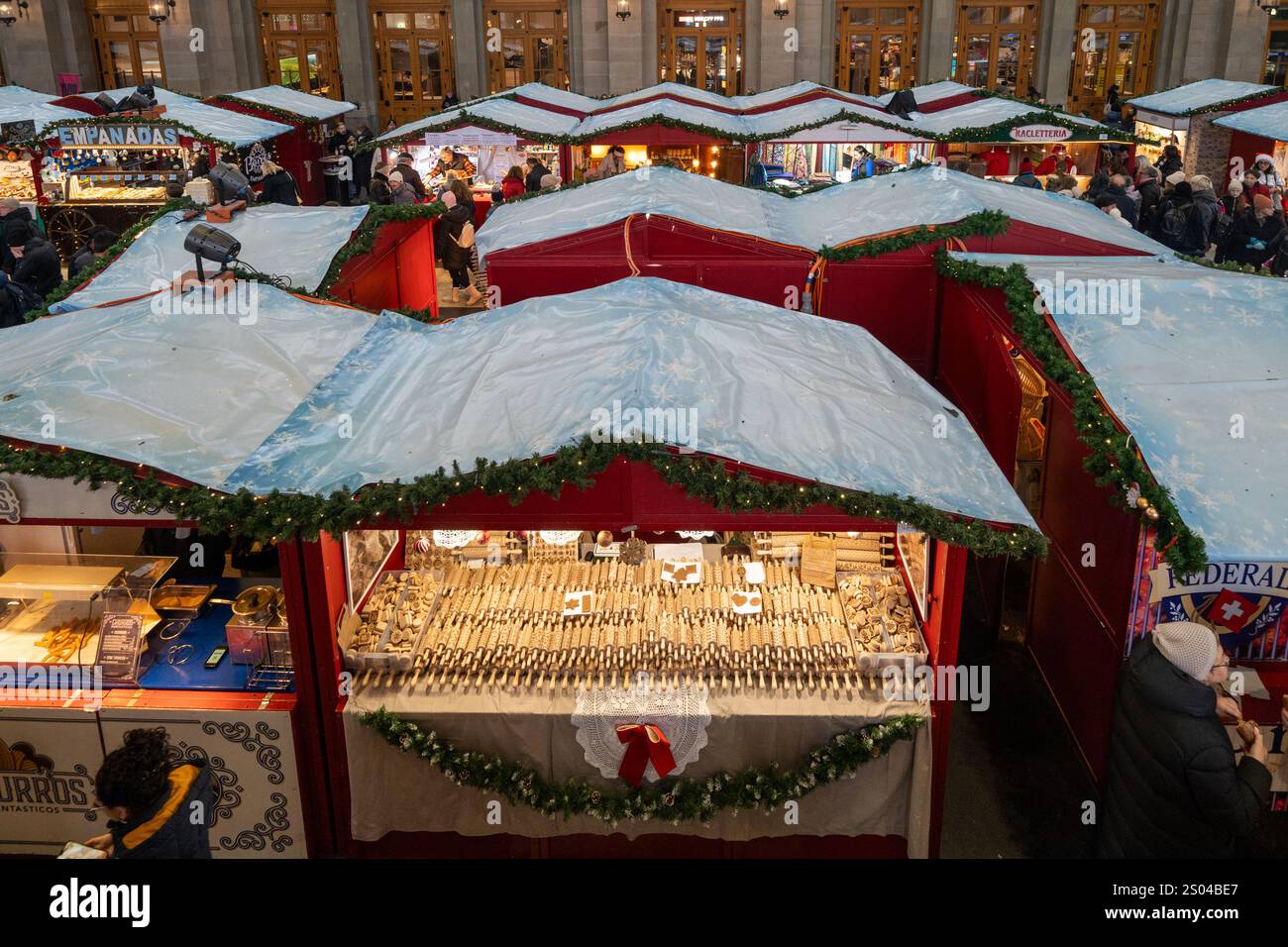 Zürich, Schweiz - 8. Dezember 2024: Draufsicht über den Weihnachtsmarkt im Bahnhof mit Blick auf die Buden und Stände Stockfoto