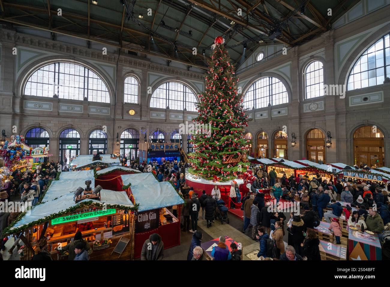 Zürich, Schweiz - 8. Dezember 2024: Draufsicht über den Weihnachtsmarkt im Bahnhof mit Blick auf die Buden und Stände Stockfoto