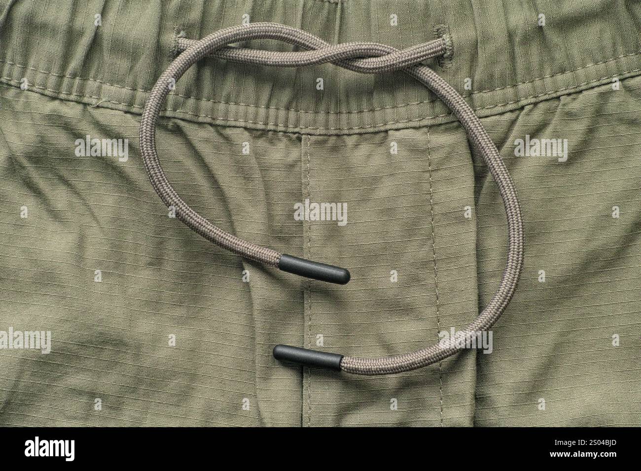Nahaufnahme von Shorts mit Kordelzug am Bund. Stockfoto