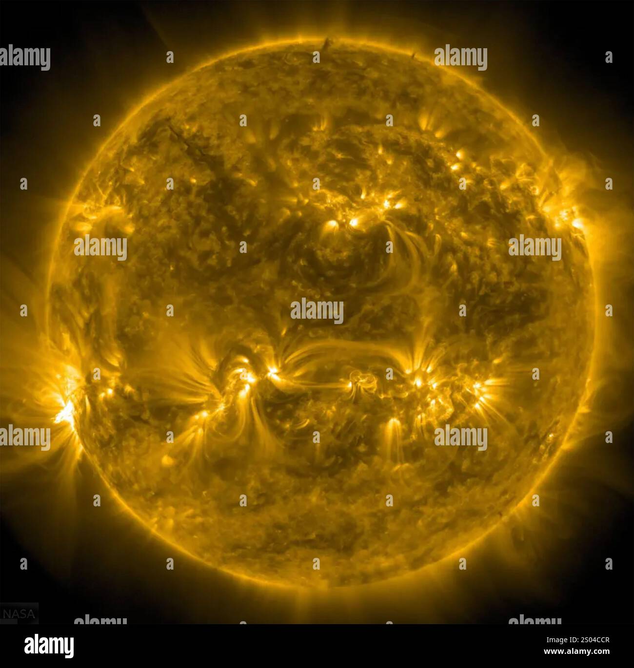 SONNENERUPTIONEN Ultraviolett-Bild vom Solar Dynamics Observatory der NASA am 15. Februar 2011. Foto: NASA Stockfoto