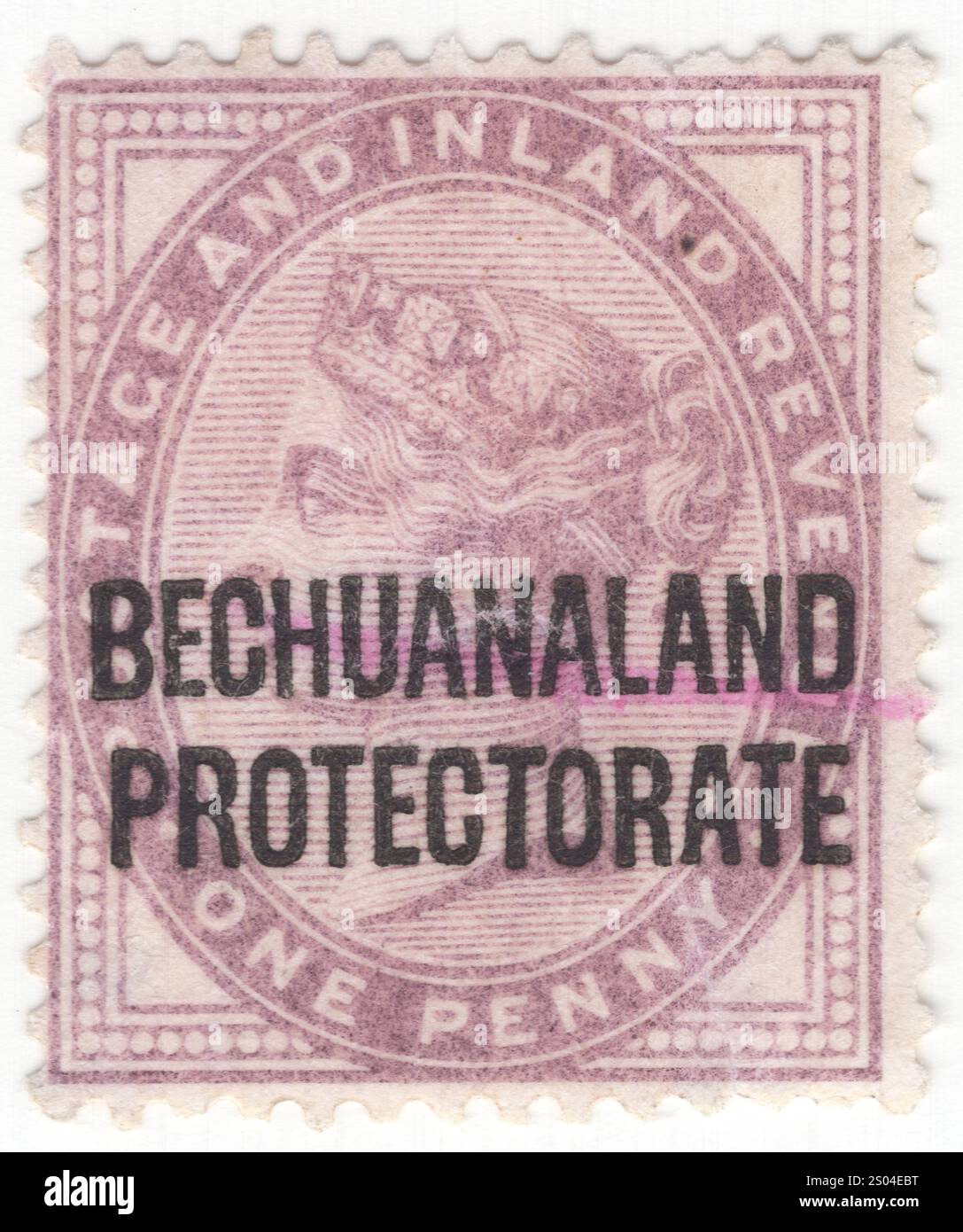 BECHUANALAND BRITISCHES PROTEKTORAT — 1897. Oktober: 2 Pence grüne und karminrote Briefmarke mit Porträt von Oueen Victoria. Stempel Großbritanniens mit schwarzem Aufdruck 'BECHUANALAND PROTEKTORATE'. Ein britisches Protektorat im südlichen Afrika, nördlich der Republik Südafrika mit der Hauptstadt Vryburg (bis 1895), Mafe King (bis 1965), Gaberones. Victoria (Alexandrina Victoria) war vom 20. Juni 1837 bis zu ihrem Tod 1901 Königin des Vereinigten Königreichs Großbritannien und Irland. Ihre Herrschaft von 63 Jahren und sieben Monaten war länger als die eines früheren britischen Monarchen Stockfoto