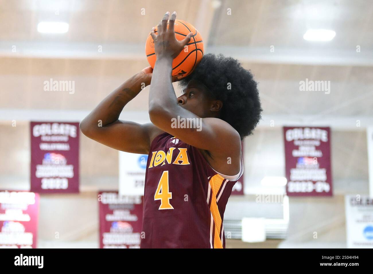 22. Dezember 2024: Iona Gaels Stürmer Clarence Rupert (4) schießt den Ball gegen die Colgate Raiders während der ersten Spielhälfte am 22. Dezember 2024 am Cotterell Court in Hamilton, NY. Iona gewann 79:73. Rich Barnes/CSM Stockfoto