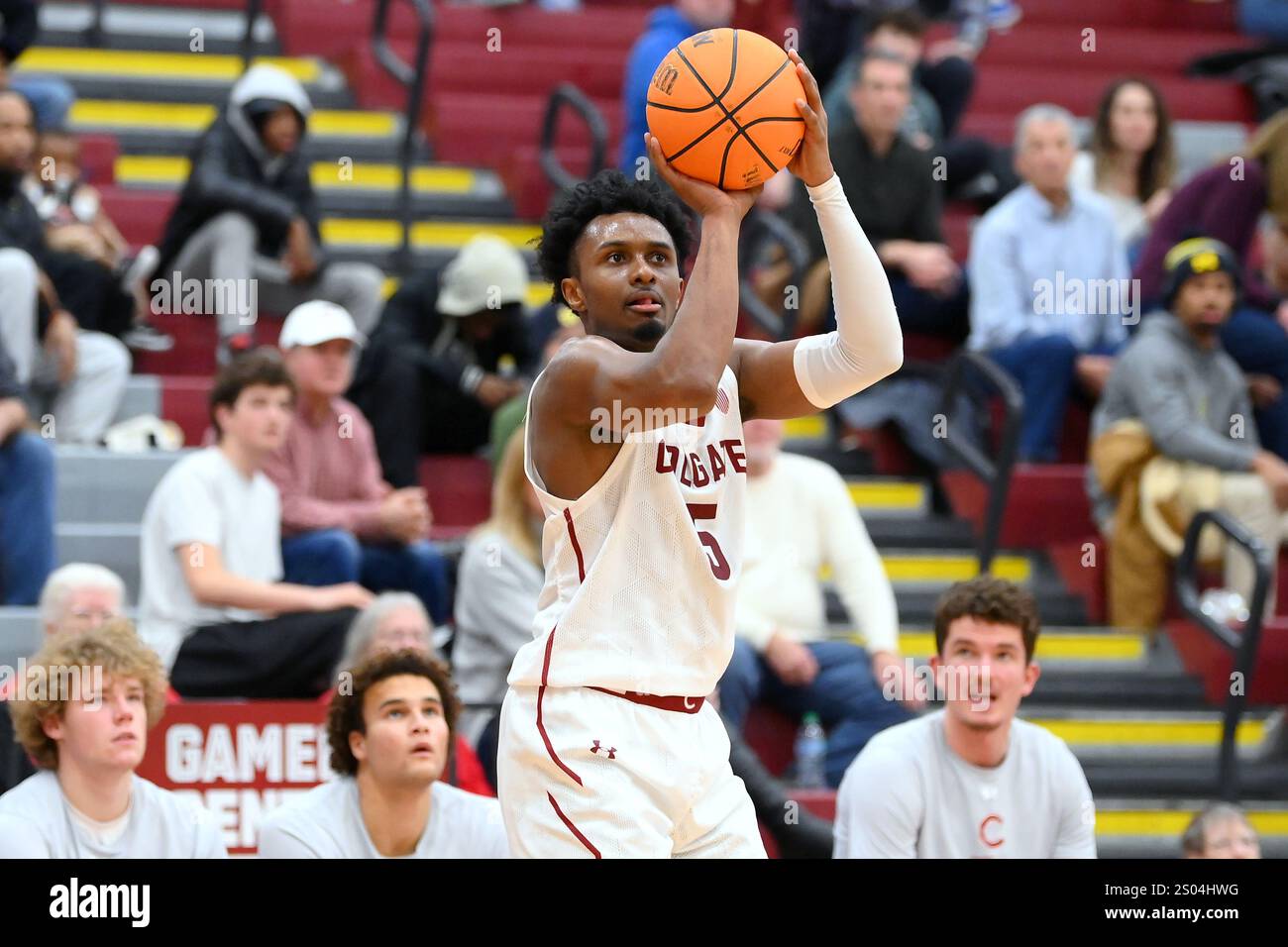 22. Dezember 2024: Colgate Raiders Guard Nicolas Louis-Jacques (5) schießt den Ball gegen die Iona Gaels während der zweiten Spielhälfte am 22. Dezember 2024 am Cotterell Court in Hamilton, NY. Iona gewann 79:73. Rich Barnes/CSM Stockfoto