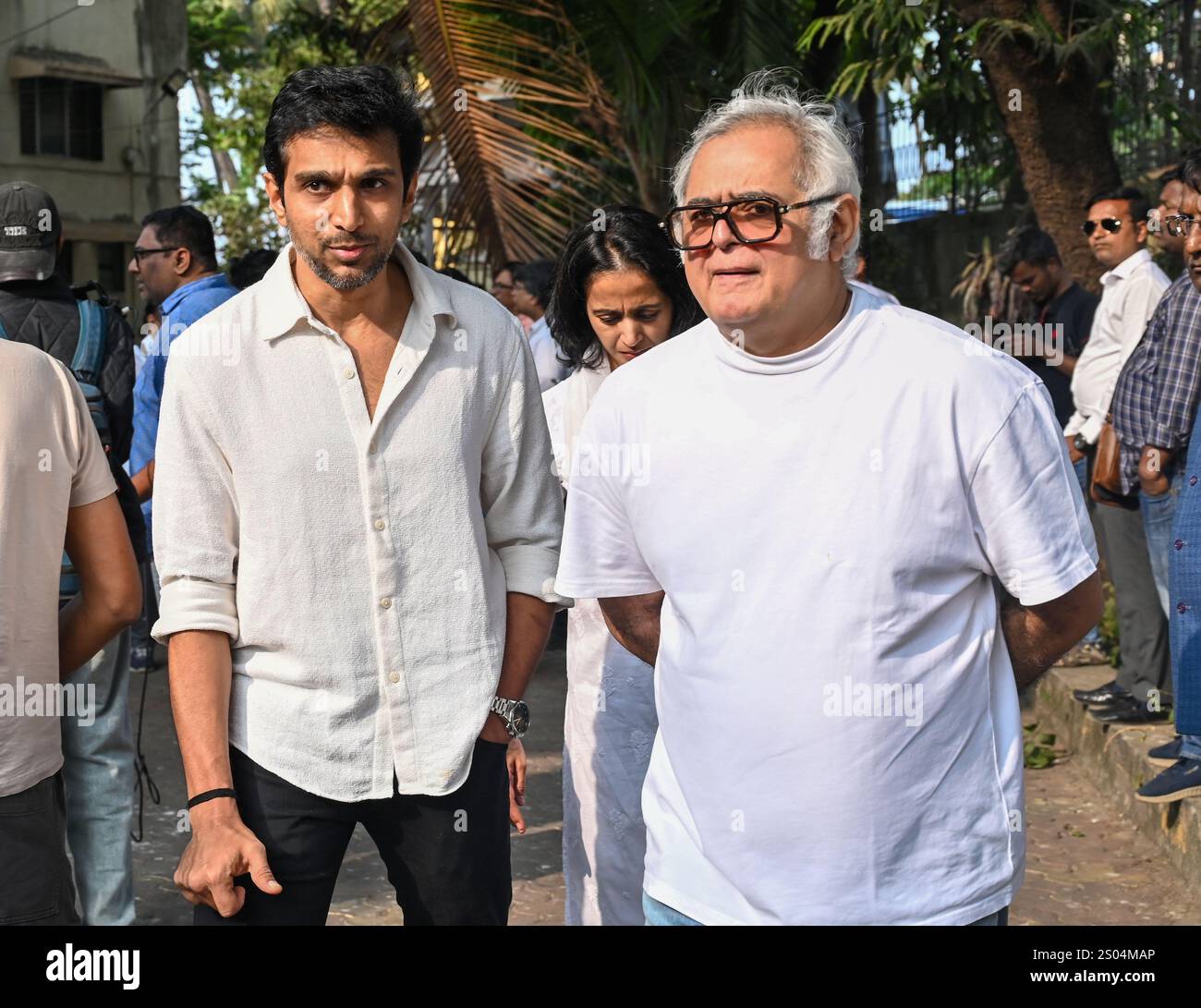 Mumbai, Indien. Dezember 2024. MUMBAI, INDIEN – 24. DEZEMBER: Der Schauspieler Pratik Gandhi und der Regisseur Hansal Mehta nahmen am 24. Dezember 2024 im Shivaji Park Crematorium Dadar an der Beerdigung des Filmemachers Shyam Benegal Teil. Shyam Benegal, der 90 Jahre alt war, starb am Montag aufgrund nierenbedingter Beschwerden im Krankenhaus. Mehrere Filmpersönlichkeiten versammelten sich, um ihm Tribut zu zollen. (Foto: Raju Shinde/Hindustan Times/SIPA USA) Credit: SIPA USA/Alamy Live News Stockfoto