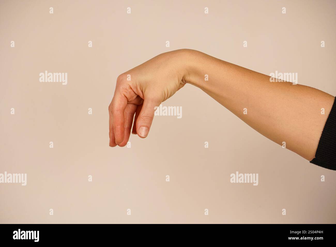 Die Finger werden gegen den Daumen gedrückt und bilden eine kreisförmige Form. Die Geste symbolisiert Präzision, Fokus oder Zustimmung. Der neutrale Hintergrund Stockfoto