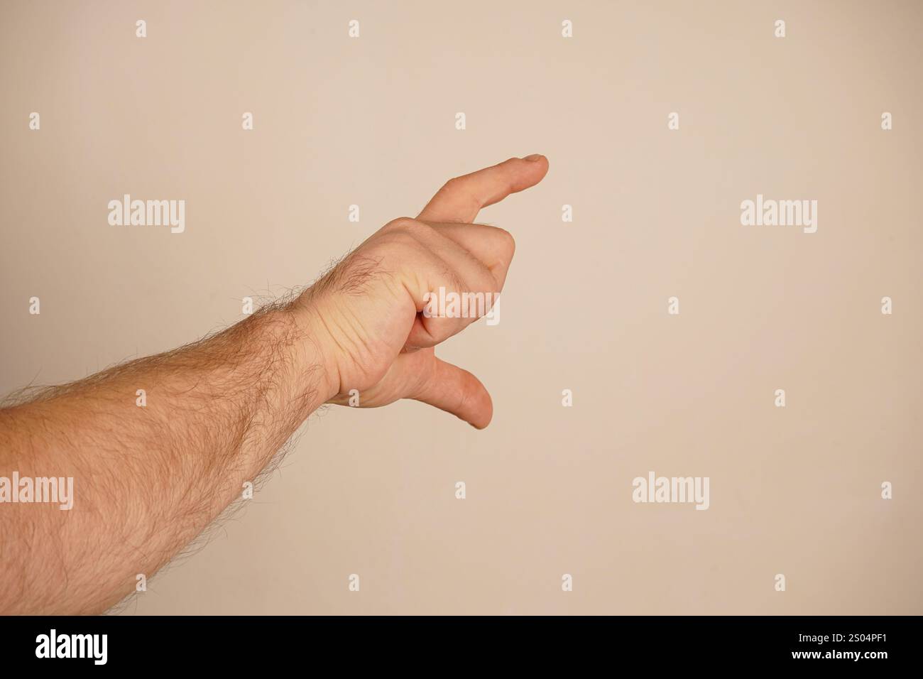 Handgeste, bei der Daumen und Zeigefinger eine kleine Lücke bilden. Konzept steht für Präzision und Mindestgröße. Neutraler Hintergrund konzentriert die Aufmerksamkeit auf ges Stockfoto