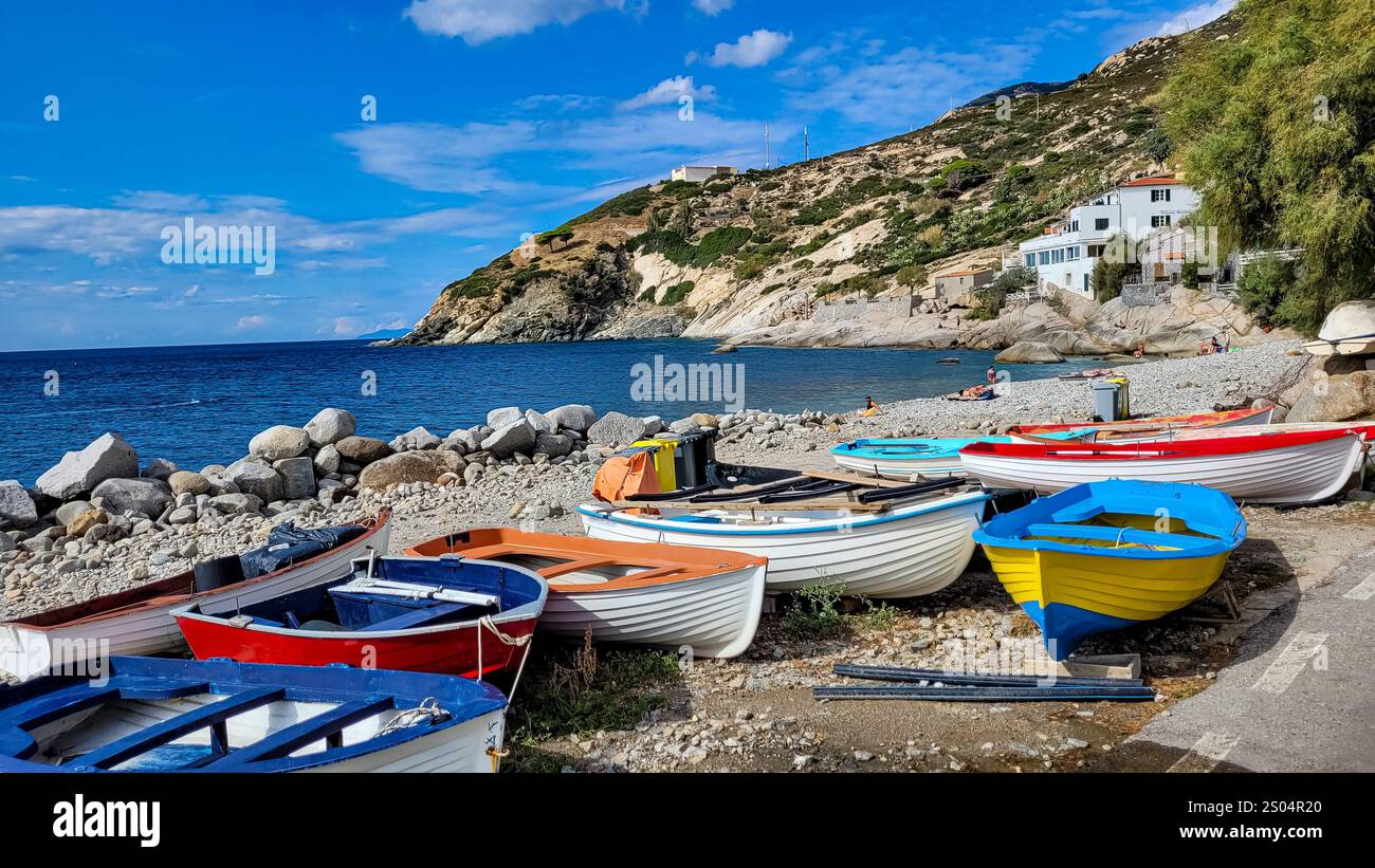 Einige der farbenfrohen traditionellen italienischen Fischerboote am Mittelmeerstrand in Pomonte, Elba, Toskana, Italien Stockfoto