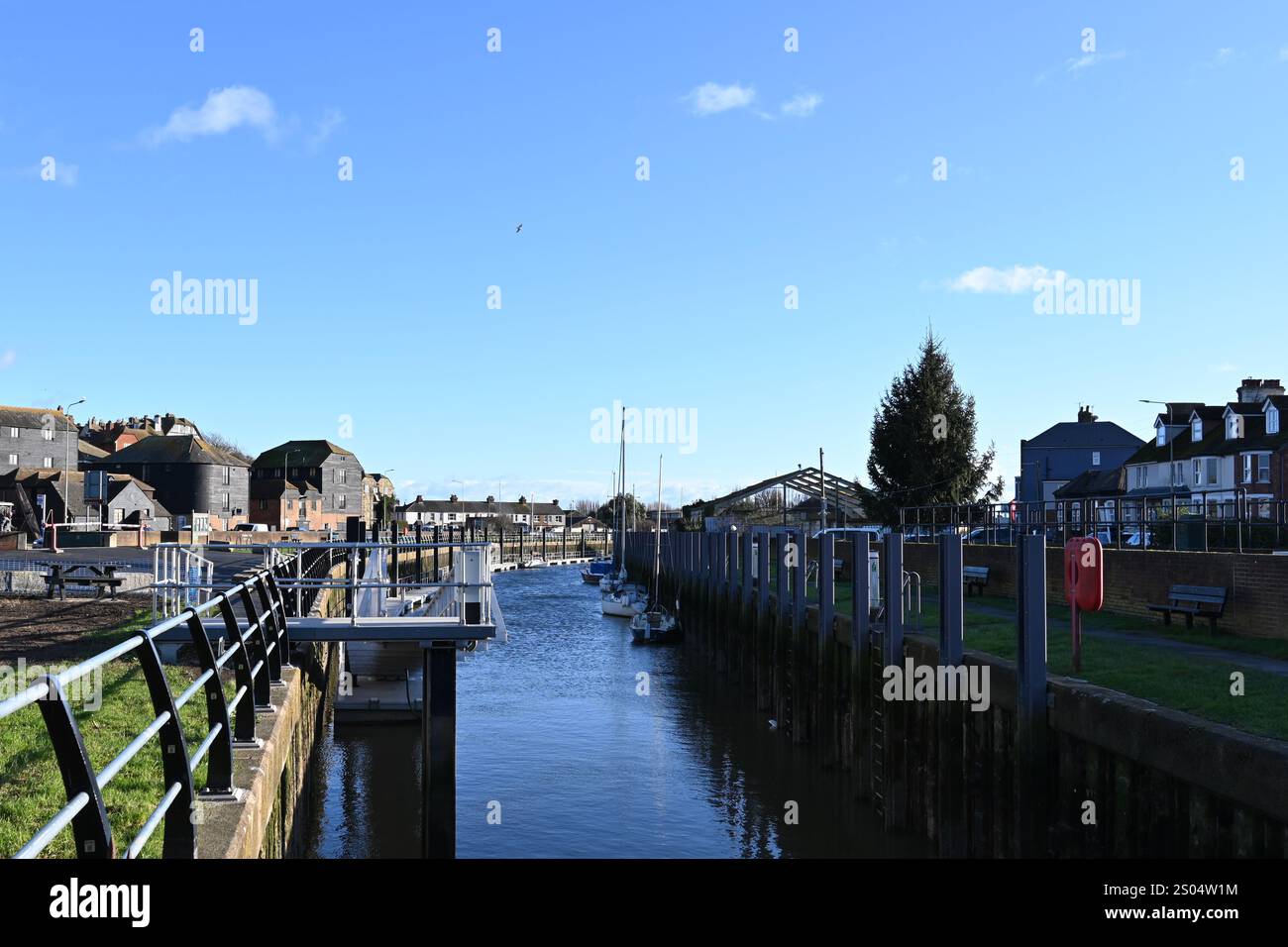 Roggenhafen und Rye Town am Flussufer Stockfoto