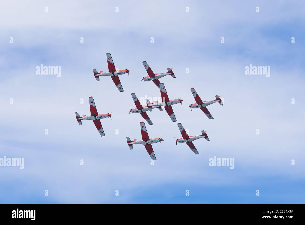 Das Kunstflugteam der Schweizer Luftwaffe Patrouille Suisse führt während einer Flugschau ein präzises Formationsmanöver durch und demonstriert außergewöhnliche Flugfähigkeiten Stockfoto