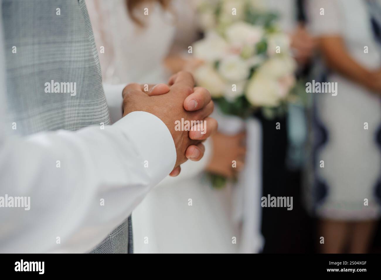 Intime Momente einer Hochzeitszeremonie mit Braut und Bräutigam. Stockfoto